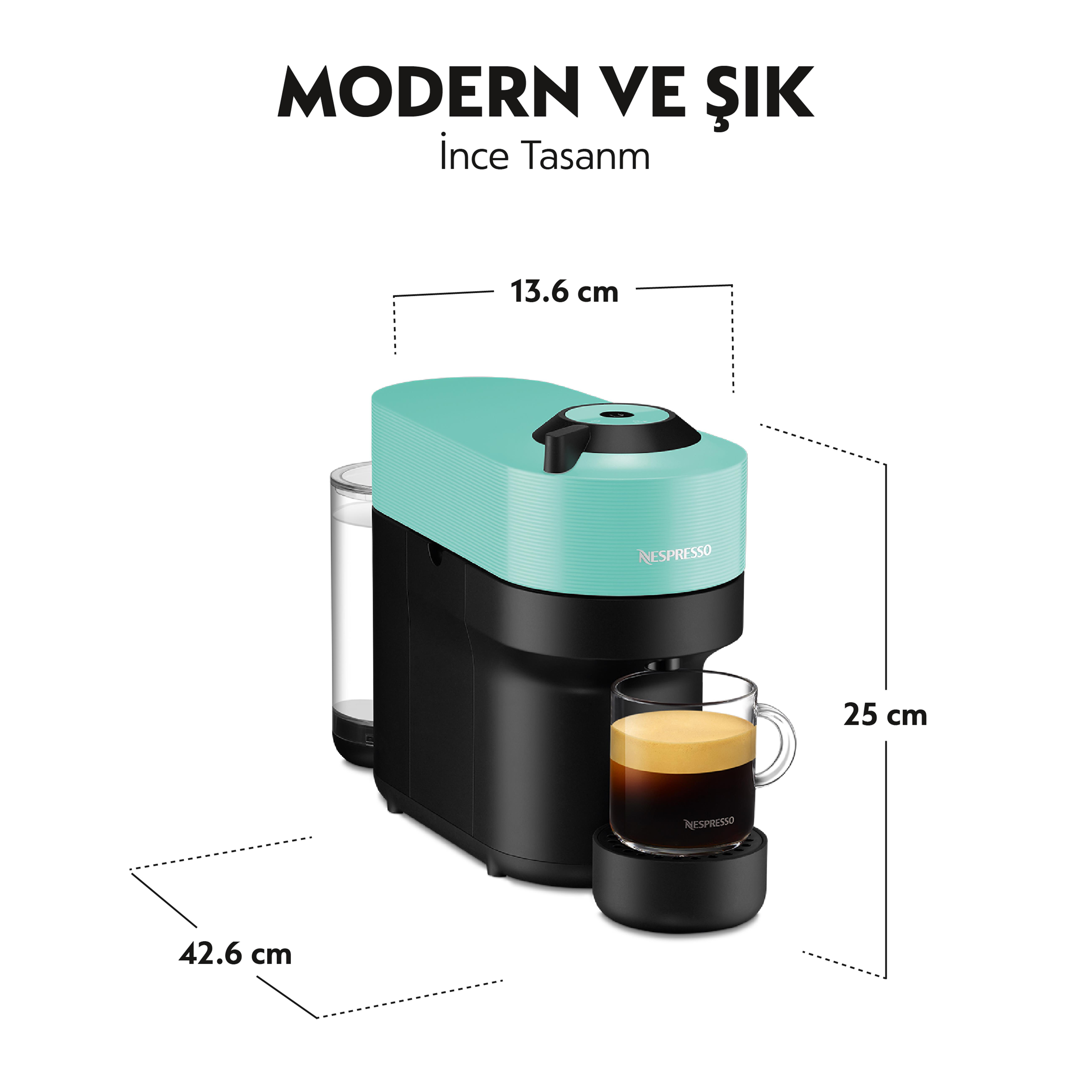 Cam kahve ile birlikte turkuaz ve siyah bir Nespresso kahve makinesi.