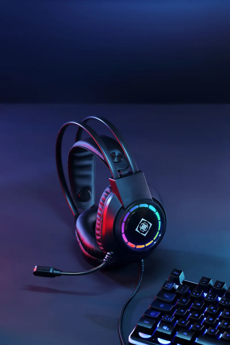 Cuffie da gioco nere con illuminazione RGB.
