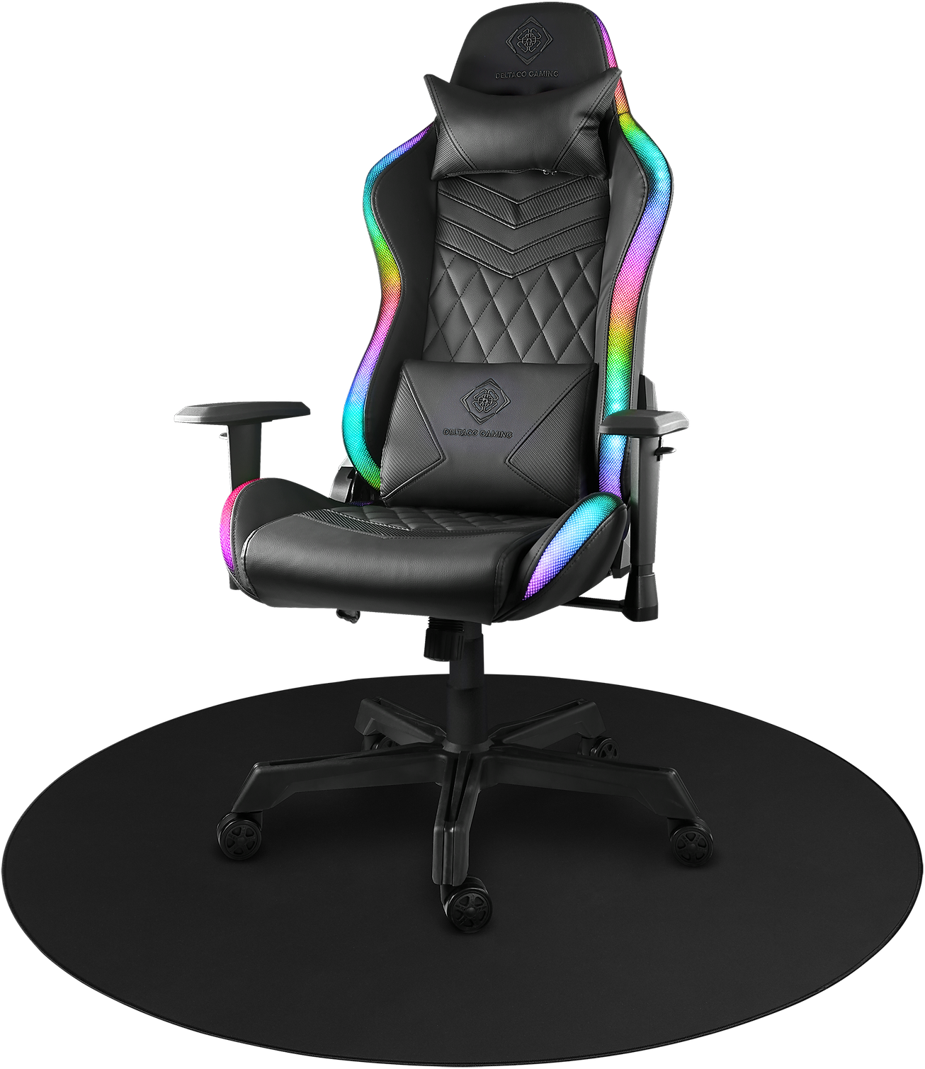 Une chaise gaming noire avec lumières RGB. La chaise est sur un tapis noir. Fond noir.
