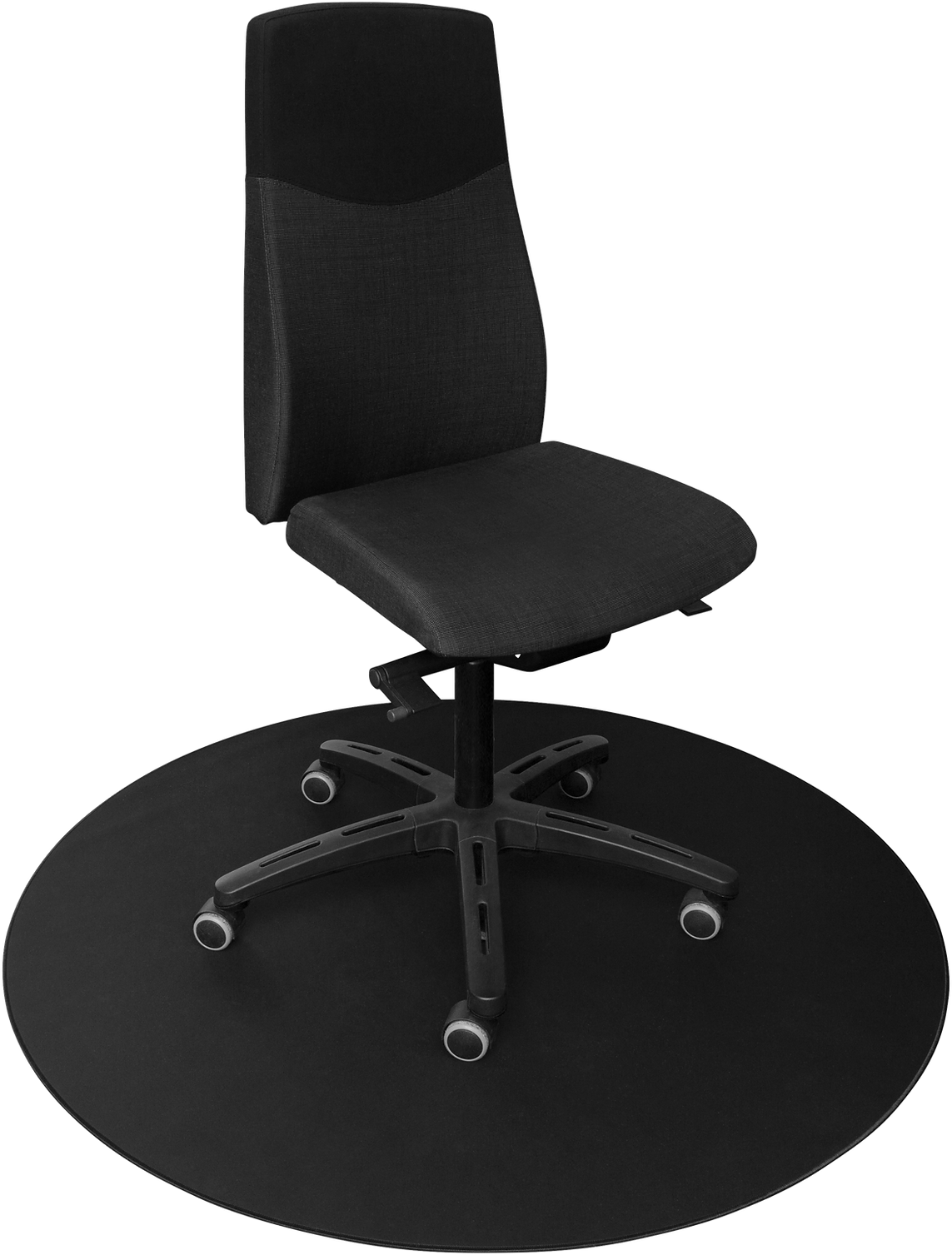 Un fauteuil de bureau noir sur un tapis circulaire noir. Le fauteuil a un dossier gris.