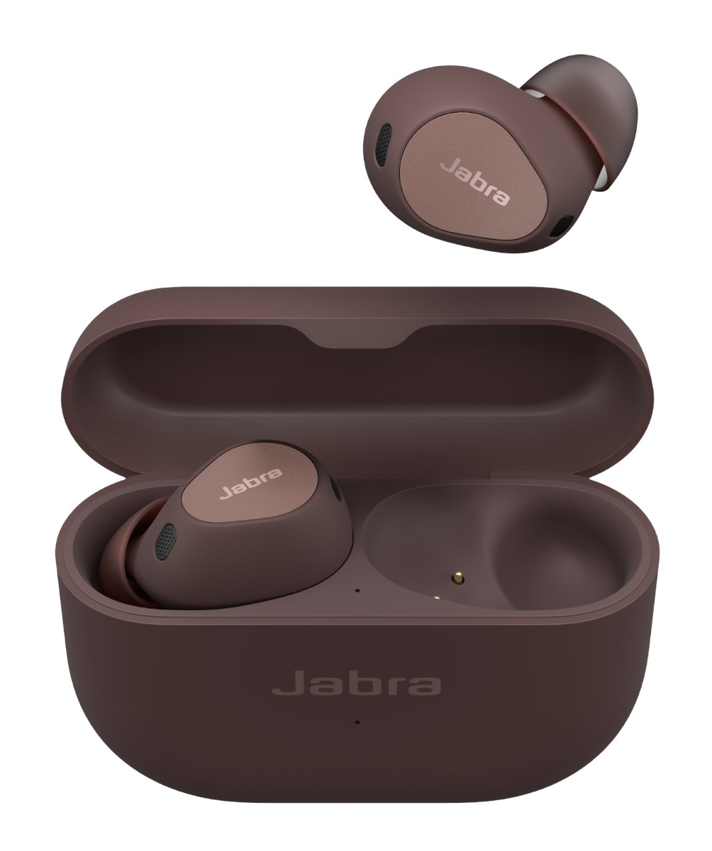 Brązowe słuchawki douszne w etui ładującym i zbliżenie na pojedynczą słuchawkę. Białe tło.