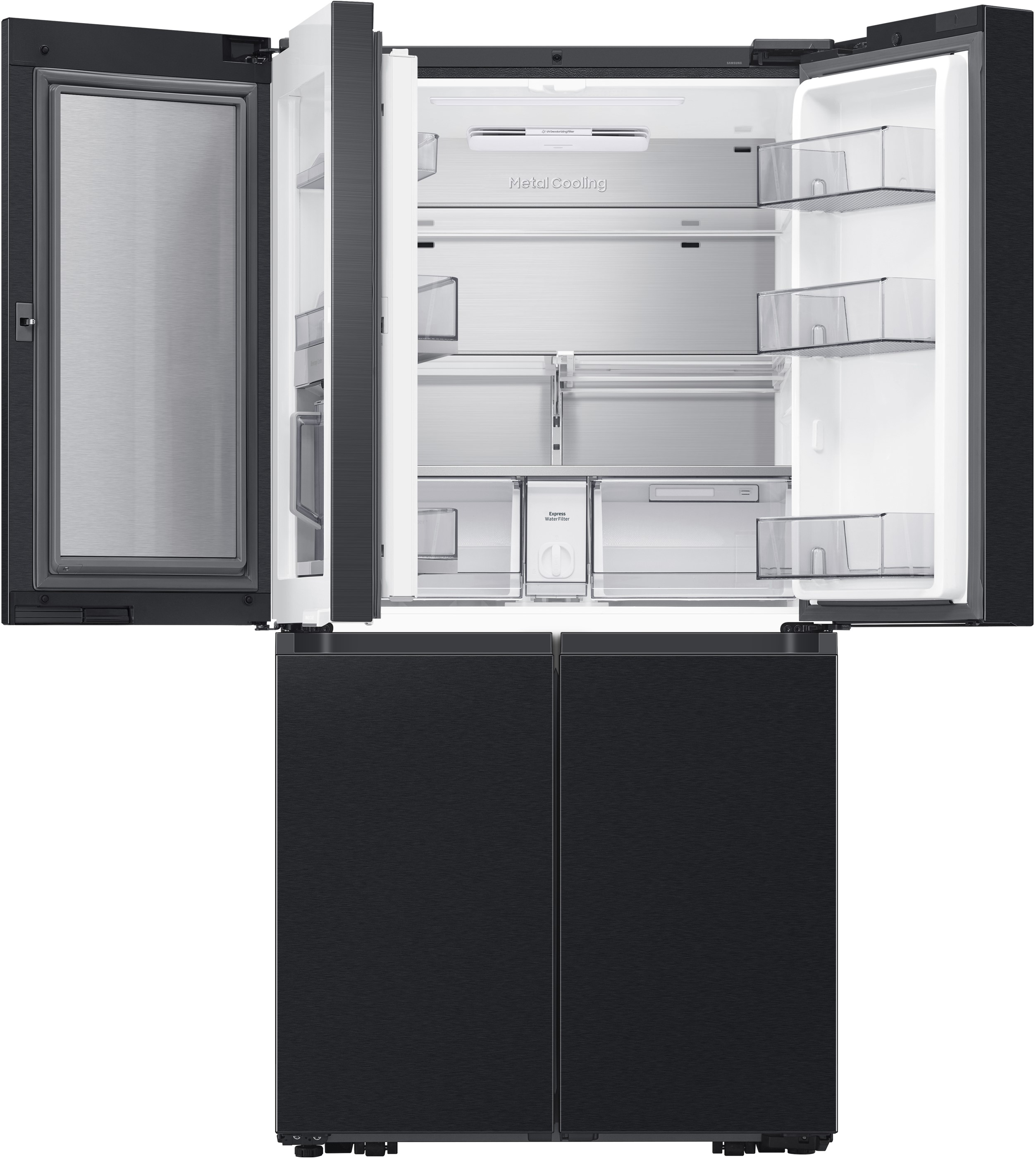 Viertüriger Kühlschrank mit geöffneten Türen, Regalen und Schubladen.