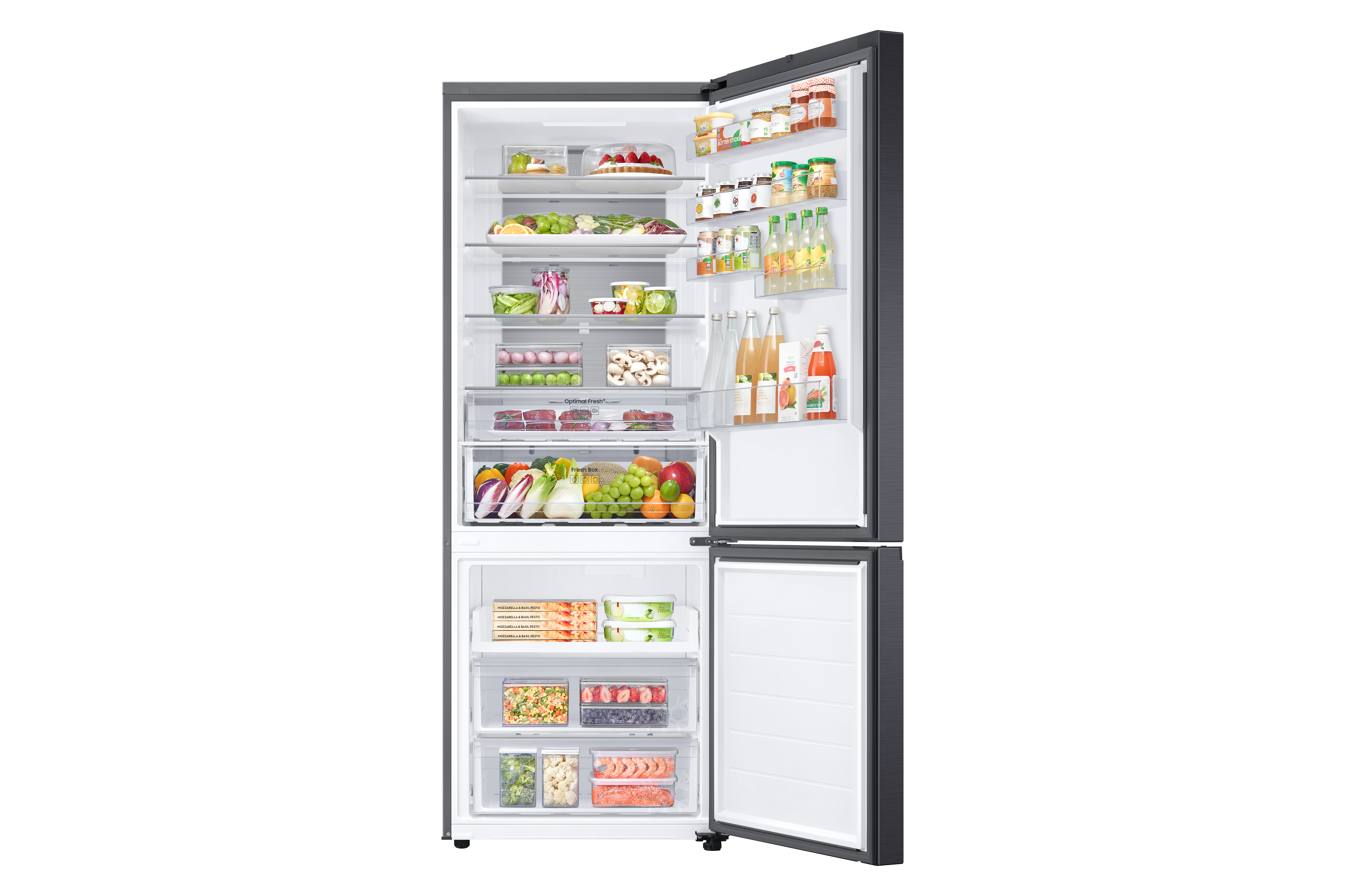 Geöffneter Kühlschrank mit vollen Regalen. Lebensmittel sind sichtbar. Weißer Hintergrund.