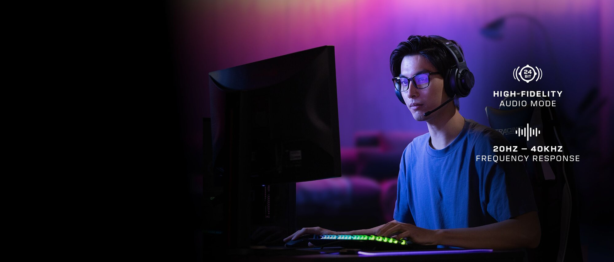 Mann spielt mit Headset, High-Fidelity-Audio.