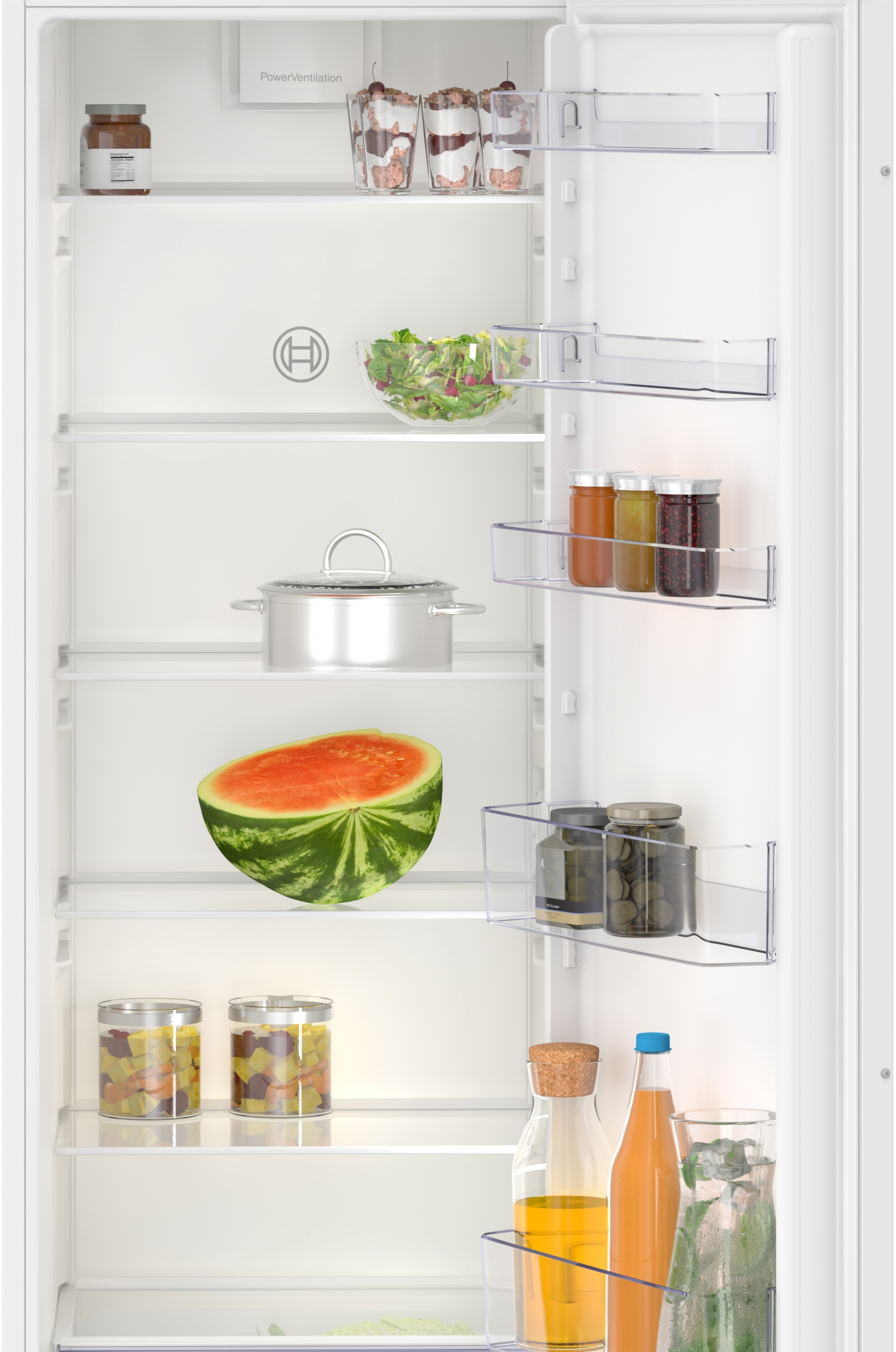Ein Kühlschrank mit verschiedenen Lebensmitteln, darunter Wassermelone und Einmachgläser.