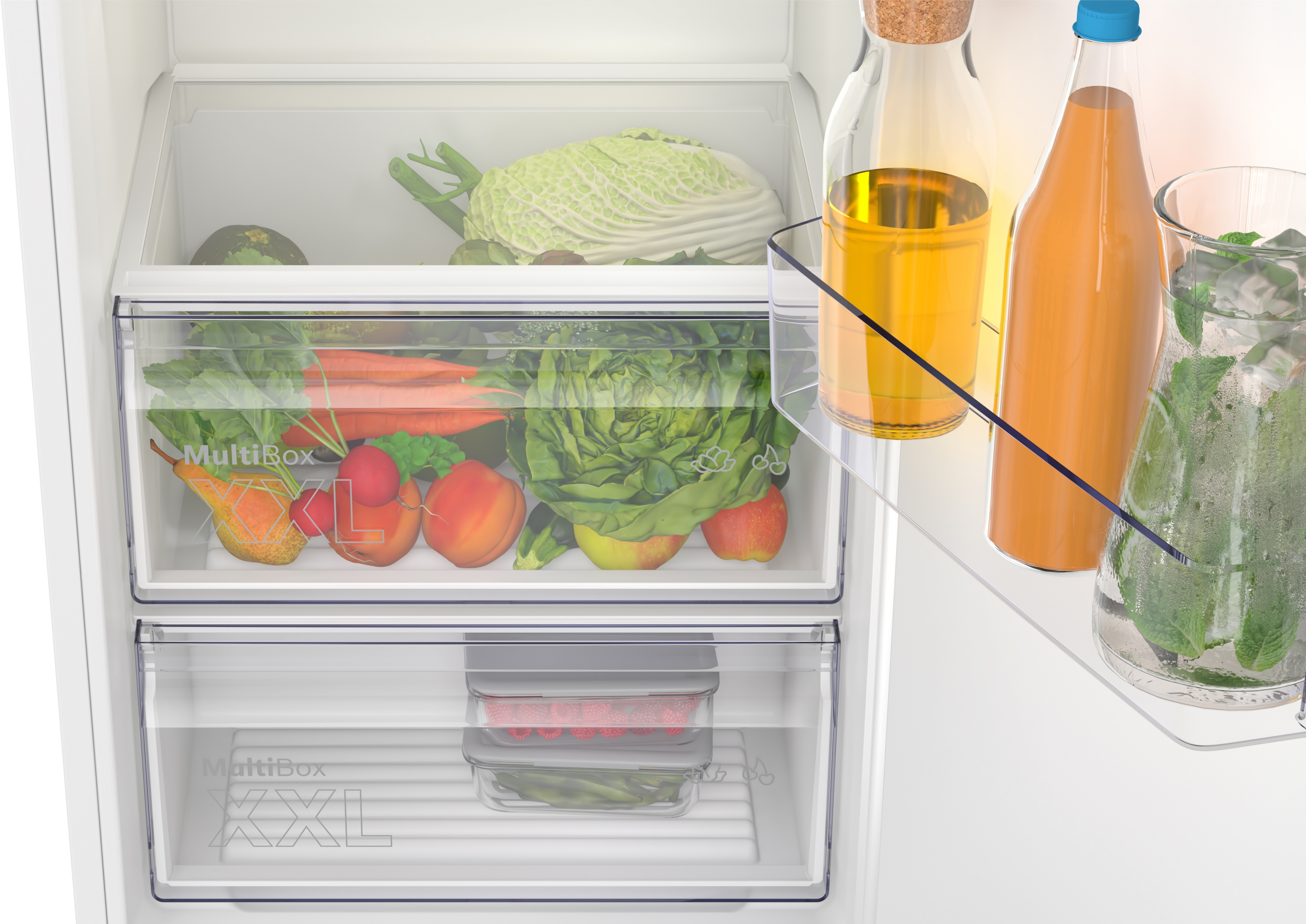 Kühlschrankinnenraum mit Obst, Gemüse und Getränken in transparenten Behältern und Regalen.