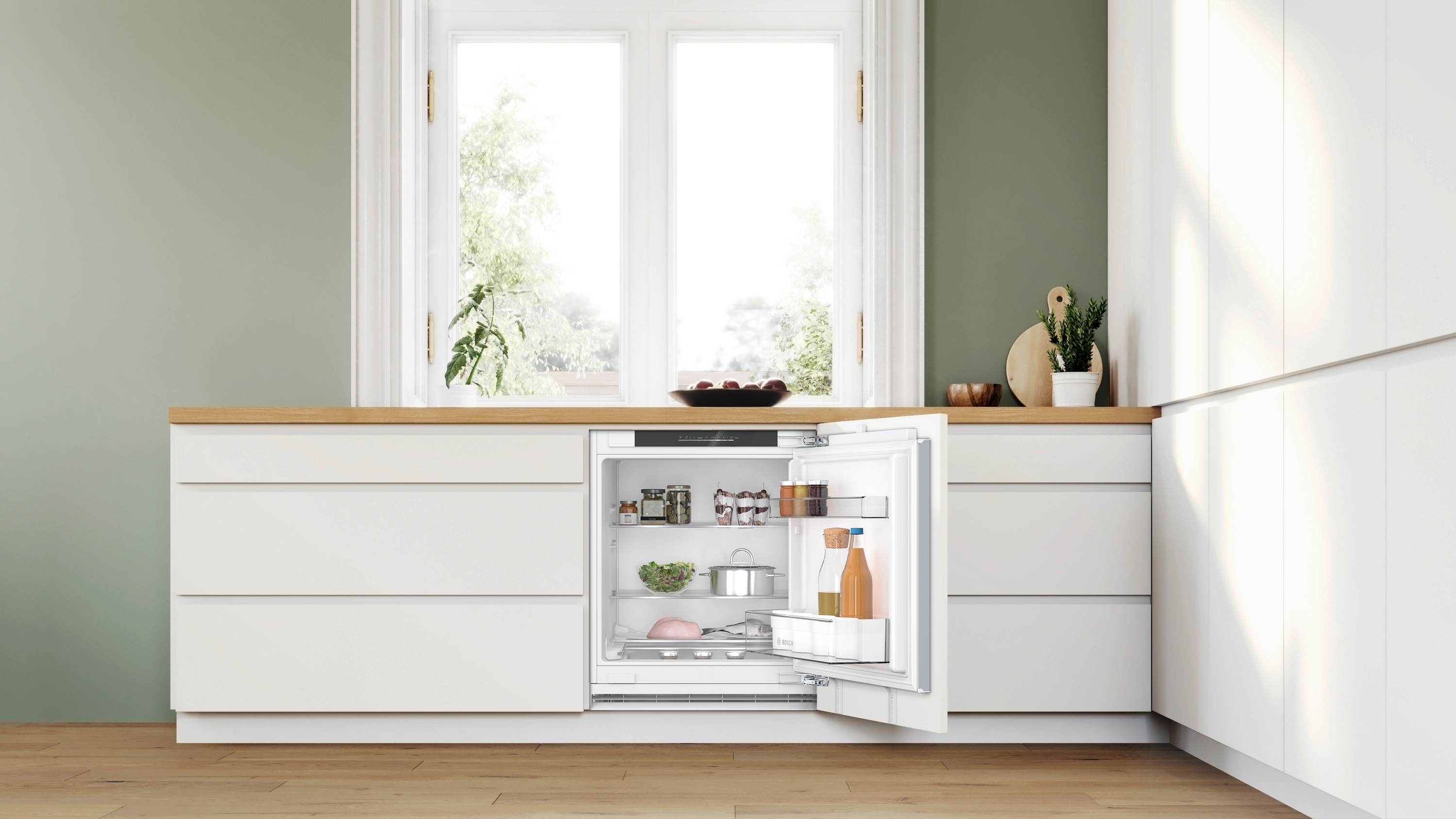 Küche mit weißem Einbaukühlschrank mit offener Tür, zeigt den Inhalt.