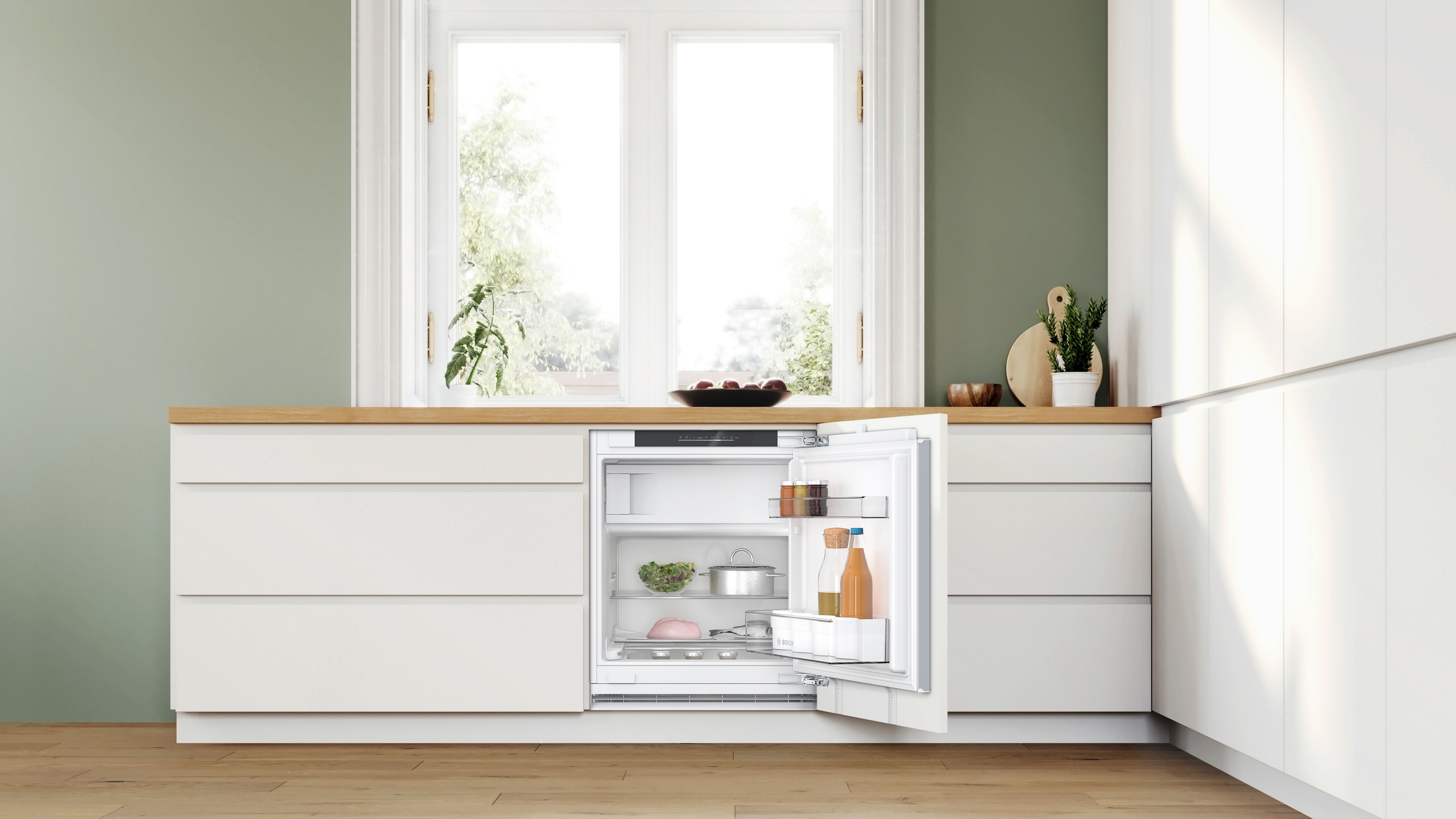Ein weißer Einbaukühlschrank mit offener Tür, der Lebensmittel zeigt.