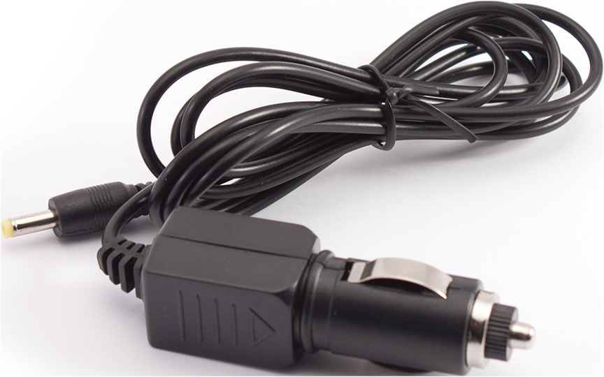 Un cavo caricabatteria per auto nero con USB e spina CC. Lo sfondo è bianco.