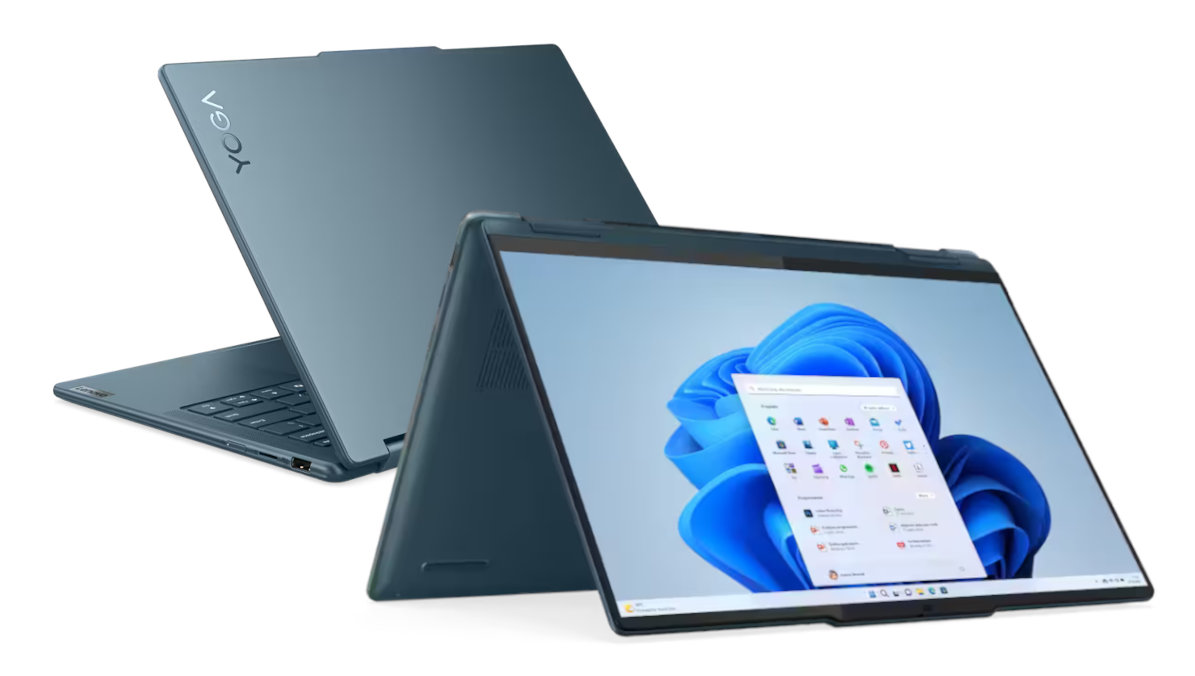 Niebieski laptop Lenovo Yoga, otwarty. Ekran pokazuje Windows 11. Białe tło.