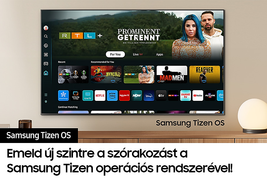 Egy modern TV streaming alkalmazásokat jelenít meg. A képernyő egy fa asztalon van, egy szobában.