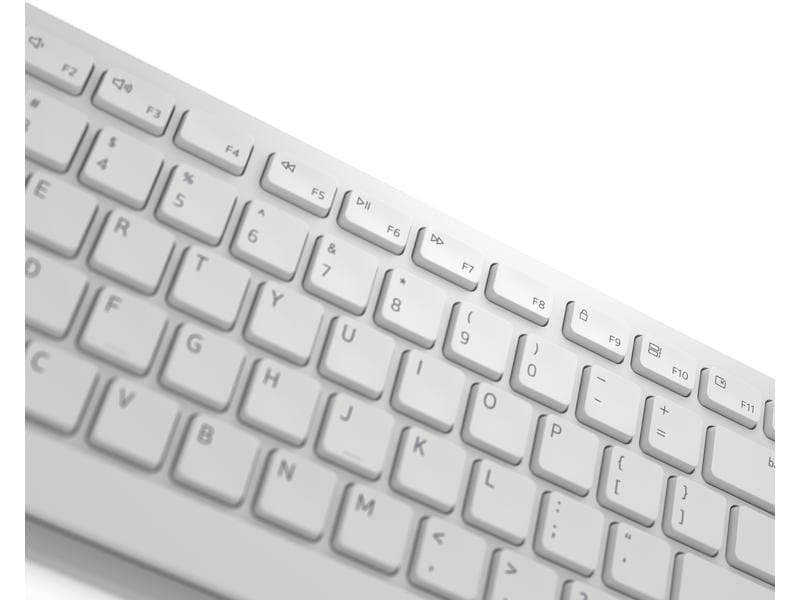 Nahaufnahme einer weißen Tastatur mit weißen Tasten. Die Tastatur ist abgewinkelt.