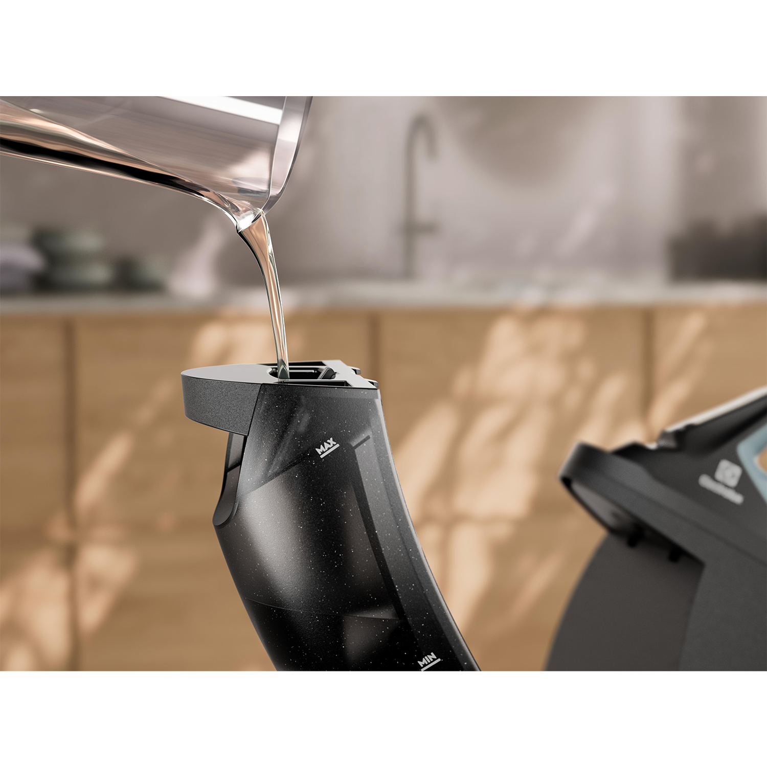 Una persona versa liquido in un apparecchio nero maculato, forse un vaporizzatore.