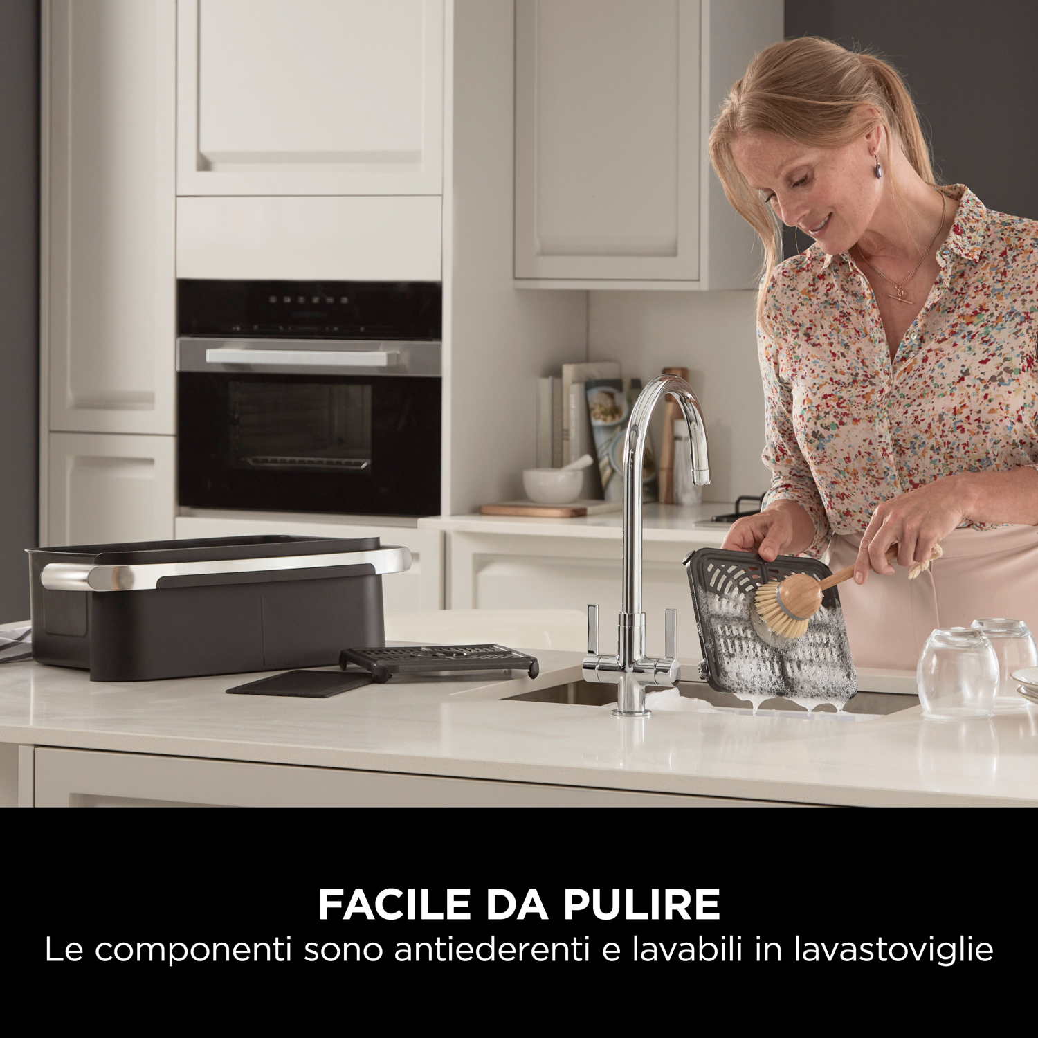 Una donna lava i piatti con scritto 'Facile da pulire'.