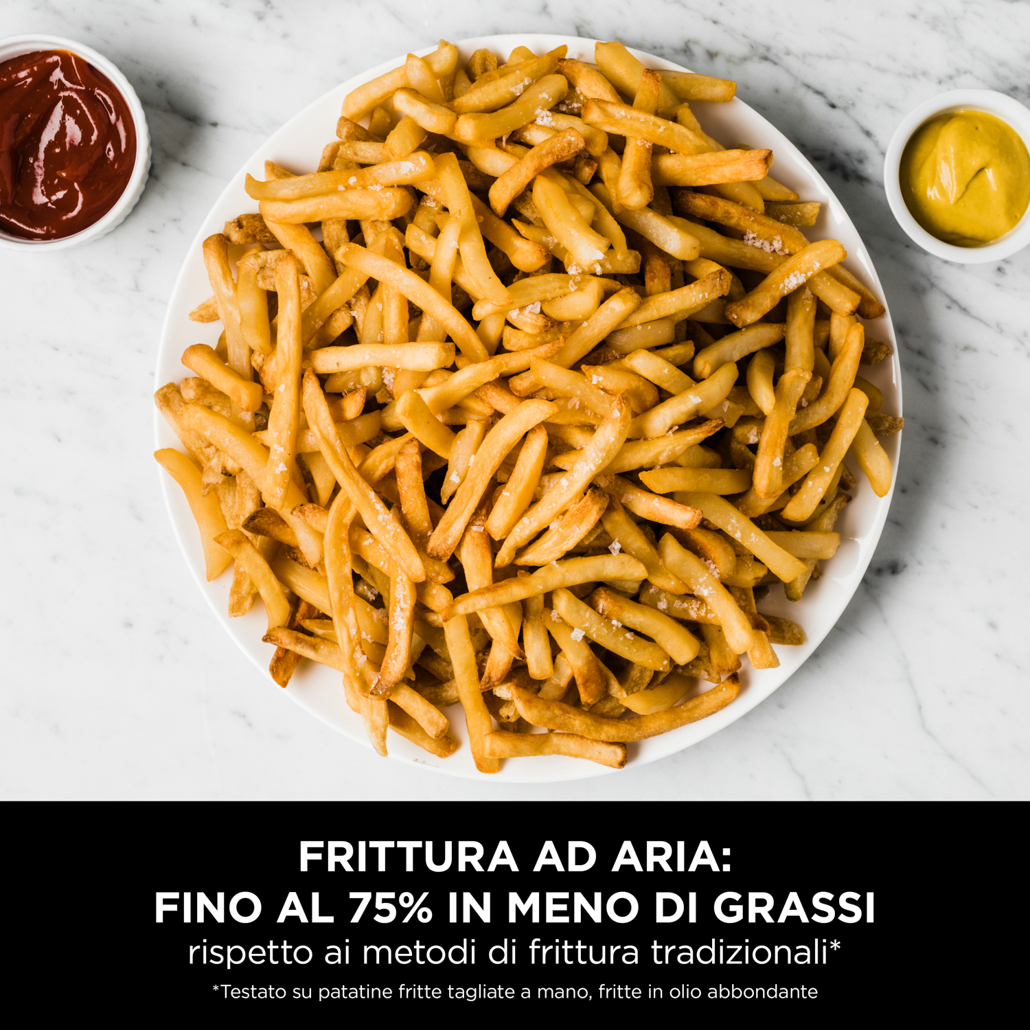 Un piatto di patatine fritte dorate. Ketchup e senape accanto. Il testo indica basso contenuto di grassi.