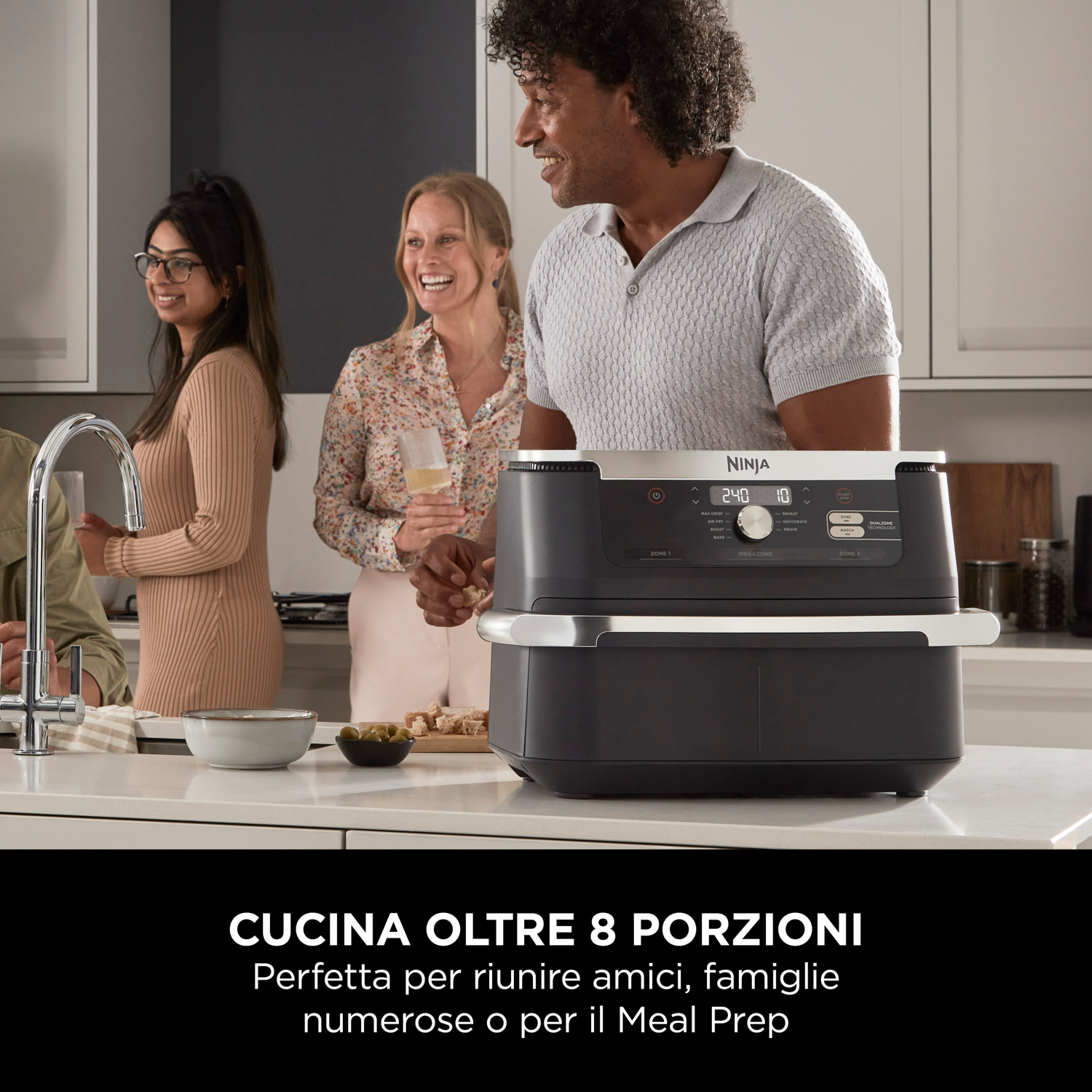 Persone intorno a un robot da cucina Ninja. Testo: CUCINA OLTRE 8 PORZIONI. Perfetto per amici, famiglia o preparazione dei pasti.