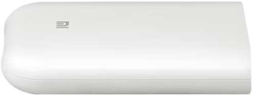 Fehér, lekerekített téglalap alakú tárgy logóval. A dizájn minimalista.