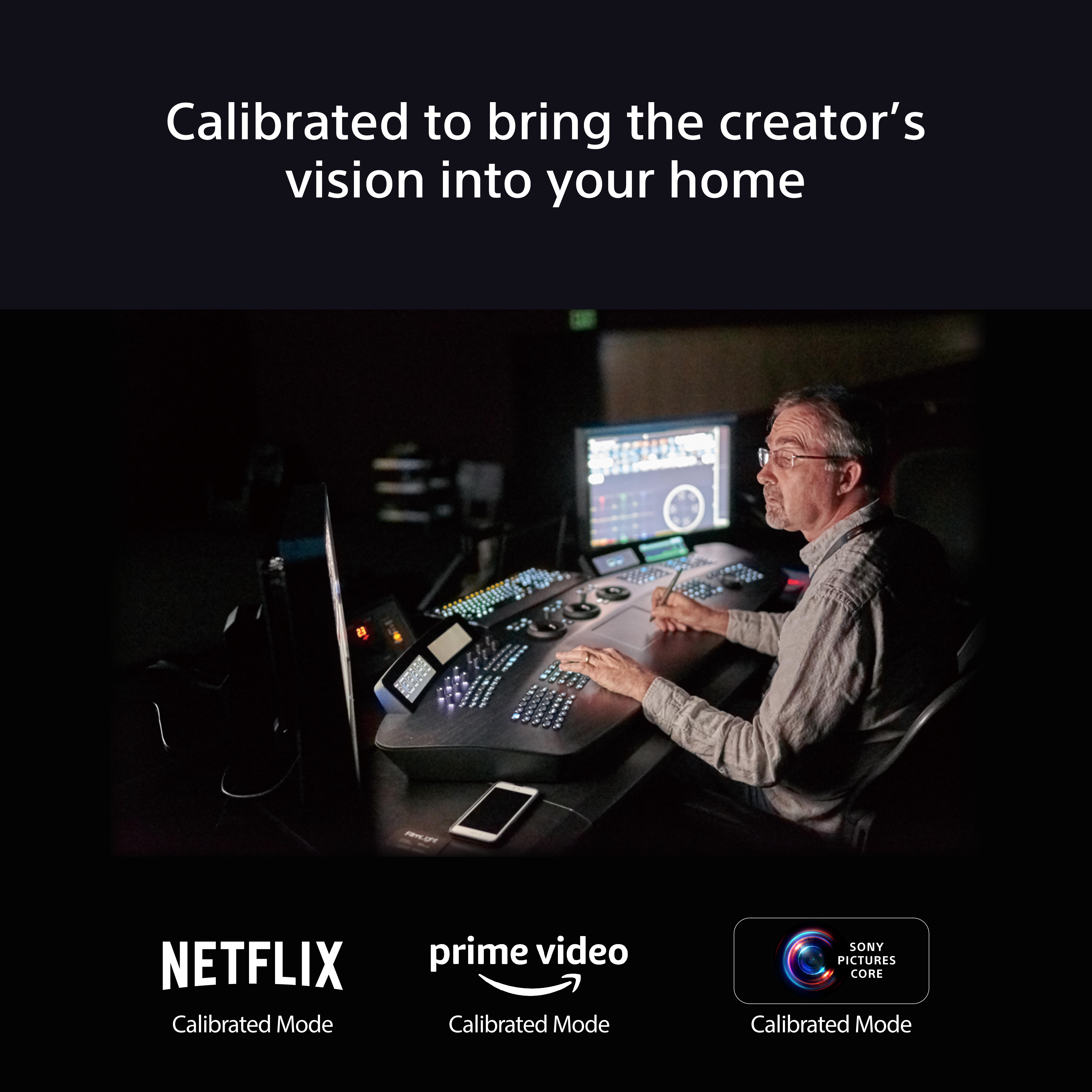 Homme ajustant une console dans une pièce sombre avec logos : Netflix, Prime Video et Sony.