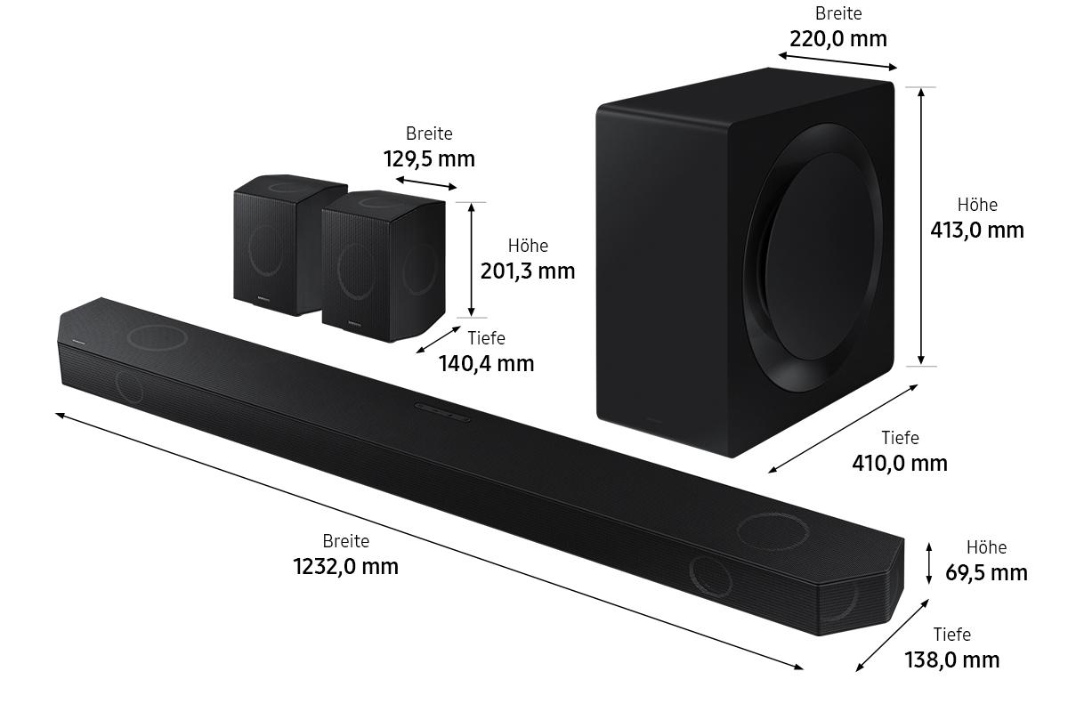 Eine schwarze Soundbar und zwei Lautsprecher werden mit Abmessungen in mm angezeigt.