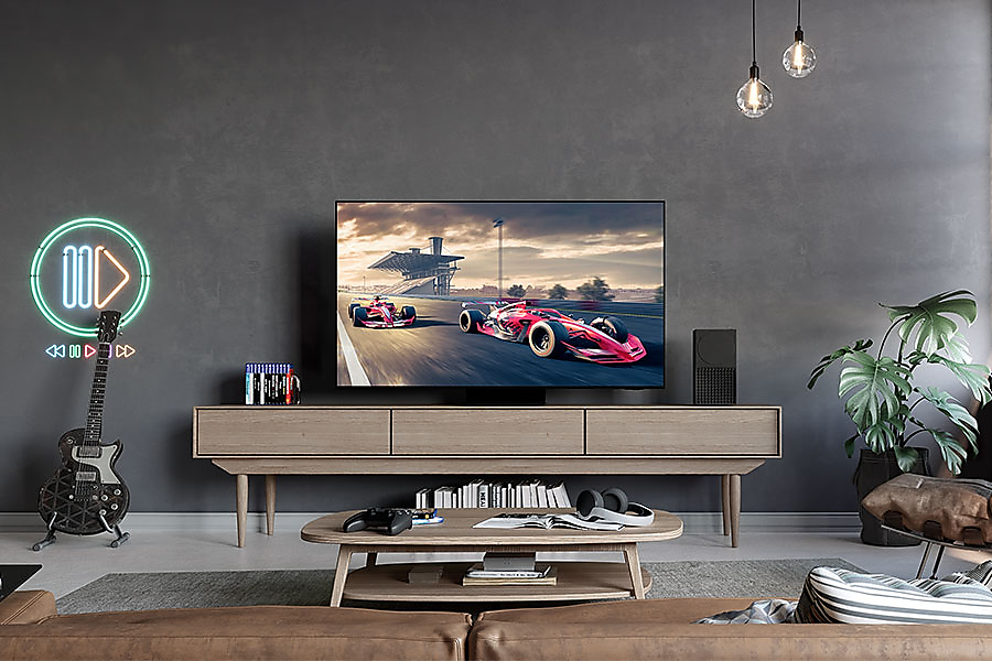 Modern nappali, TV-vel, versenyszimulációs játékkal, konzollal és gitárral.