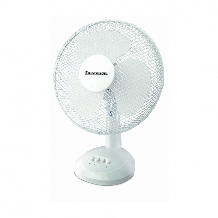 Biały wentylator biurkowy. Posiada białą obudowę i białą podstawę. Posiada panel sterowania z numerami.