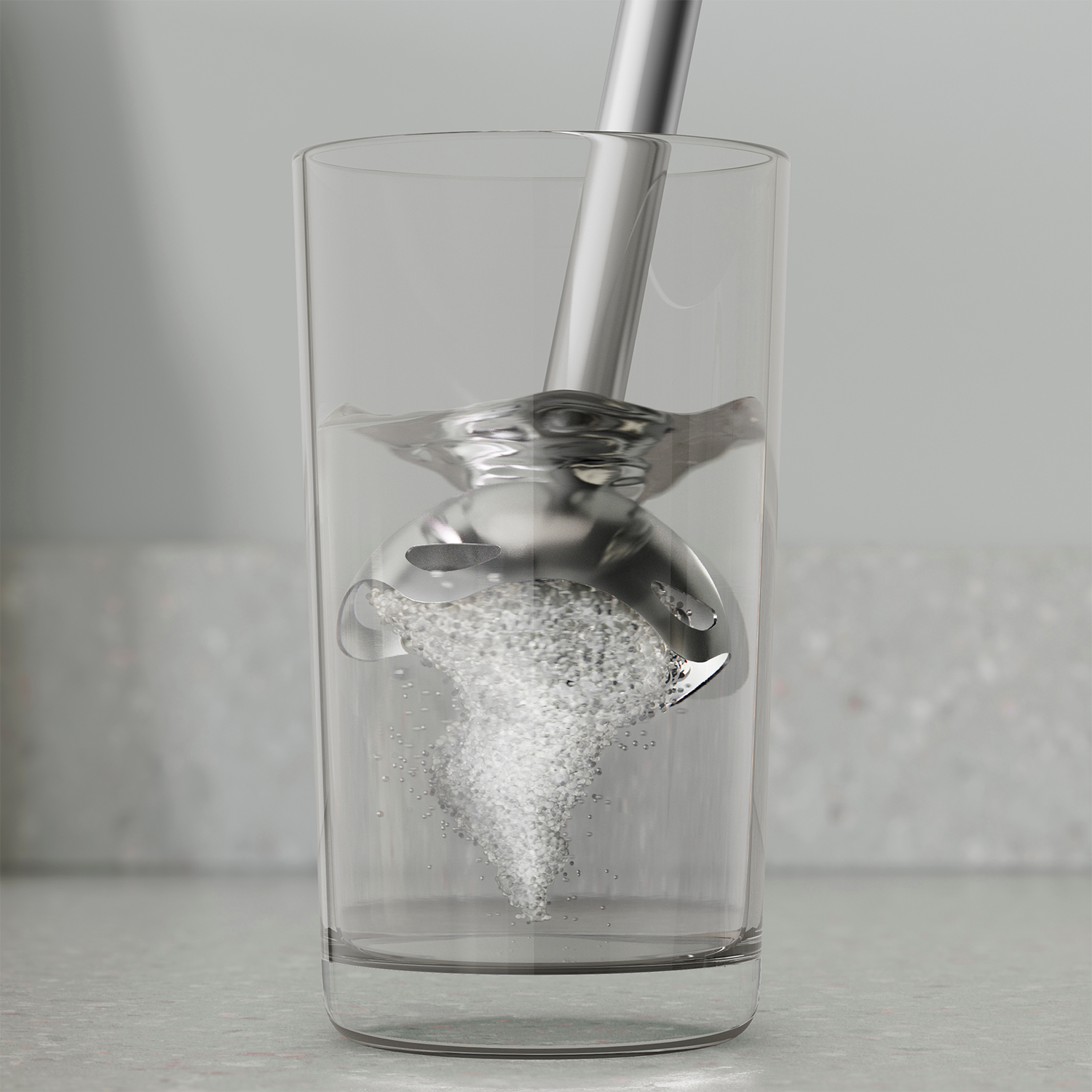 Frullatore in un bicchiere d'acqua, con bolle. Il frullatore è argento.