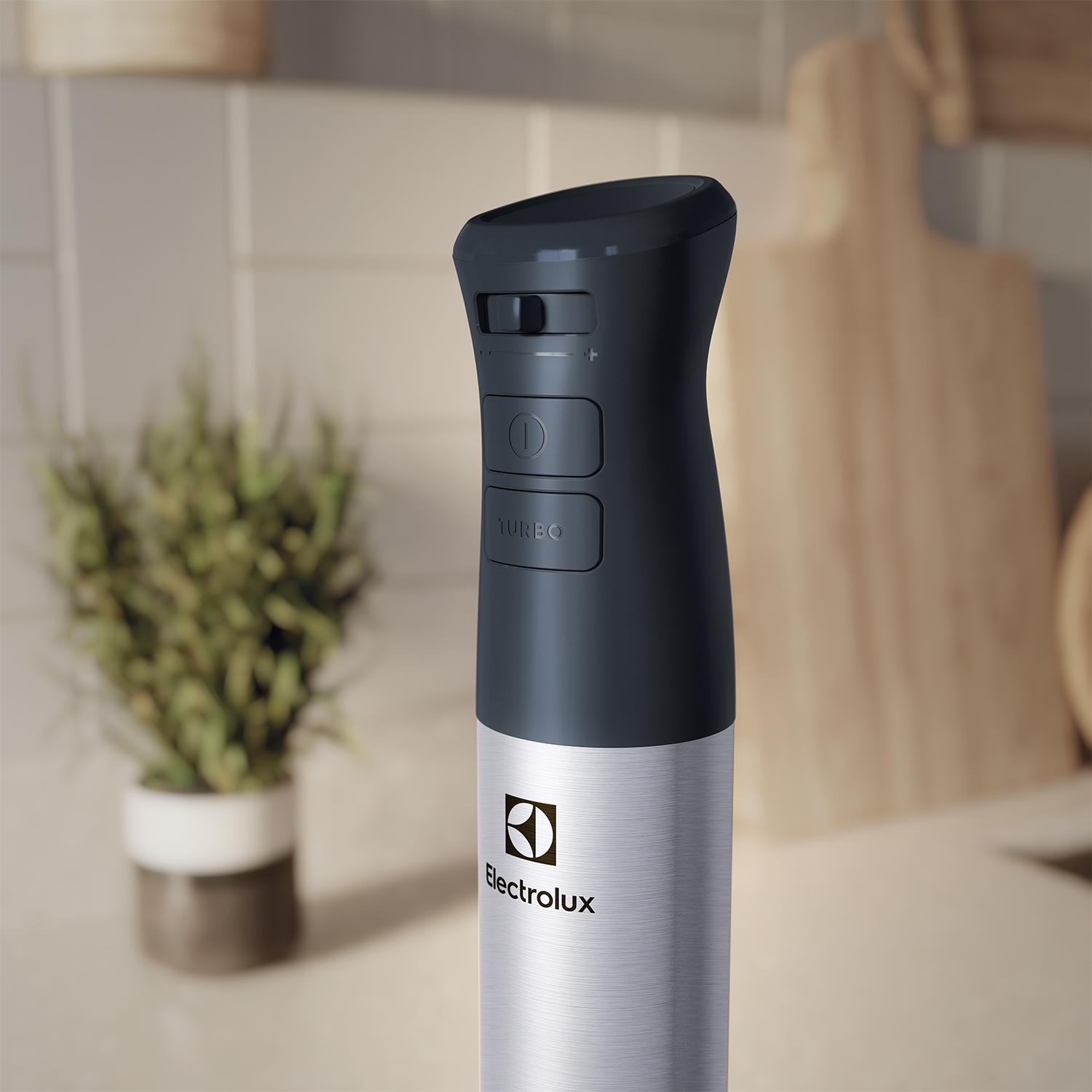 Un frullatore a immersione argento e nero, marca Electrolux, con pulsanti e opzione turbo.