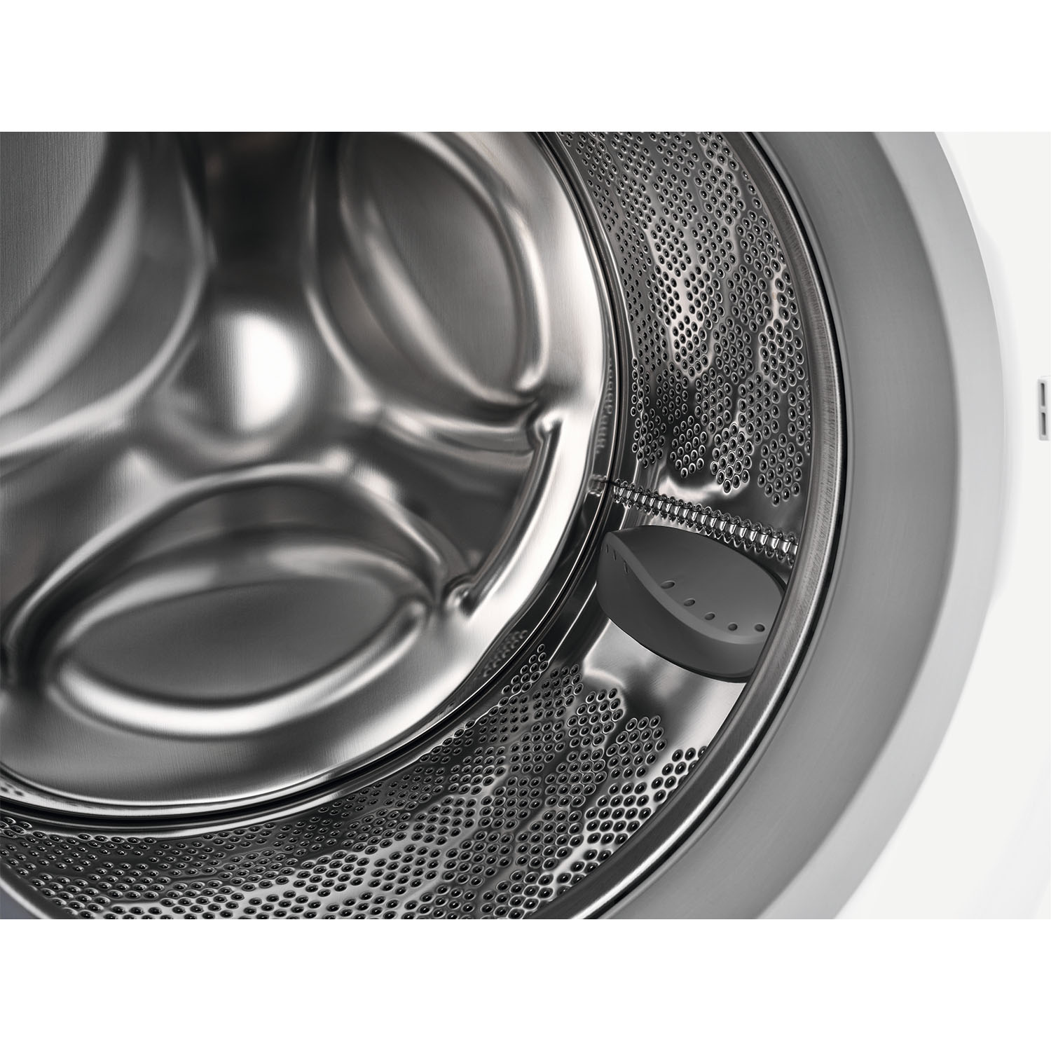 Interno del cestello della lavatrice. Acciaio inossidabile con fori e una paletta centrale.