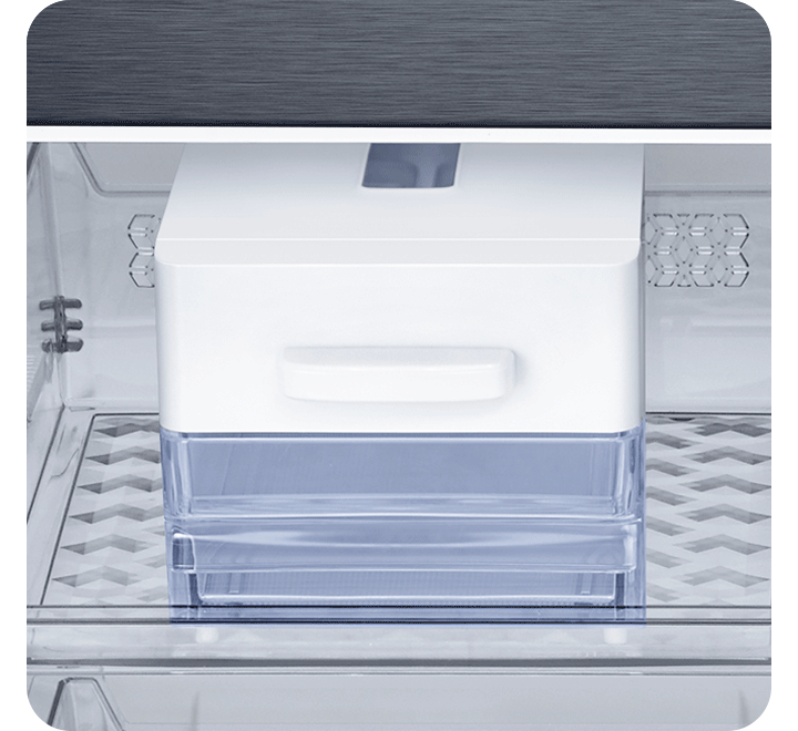 Kühlschrank mit Eisbereiter. Weißer Eisbehälter in einer blau getönten Schublade.