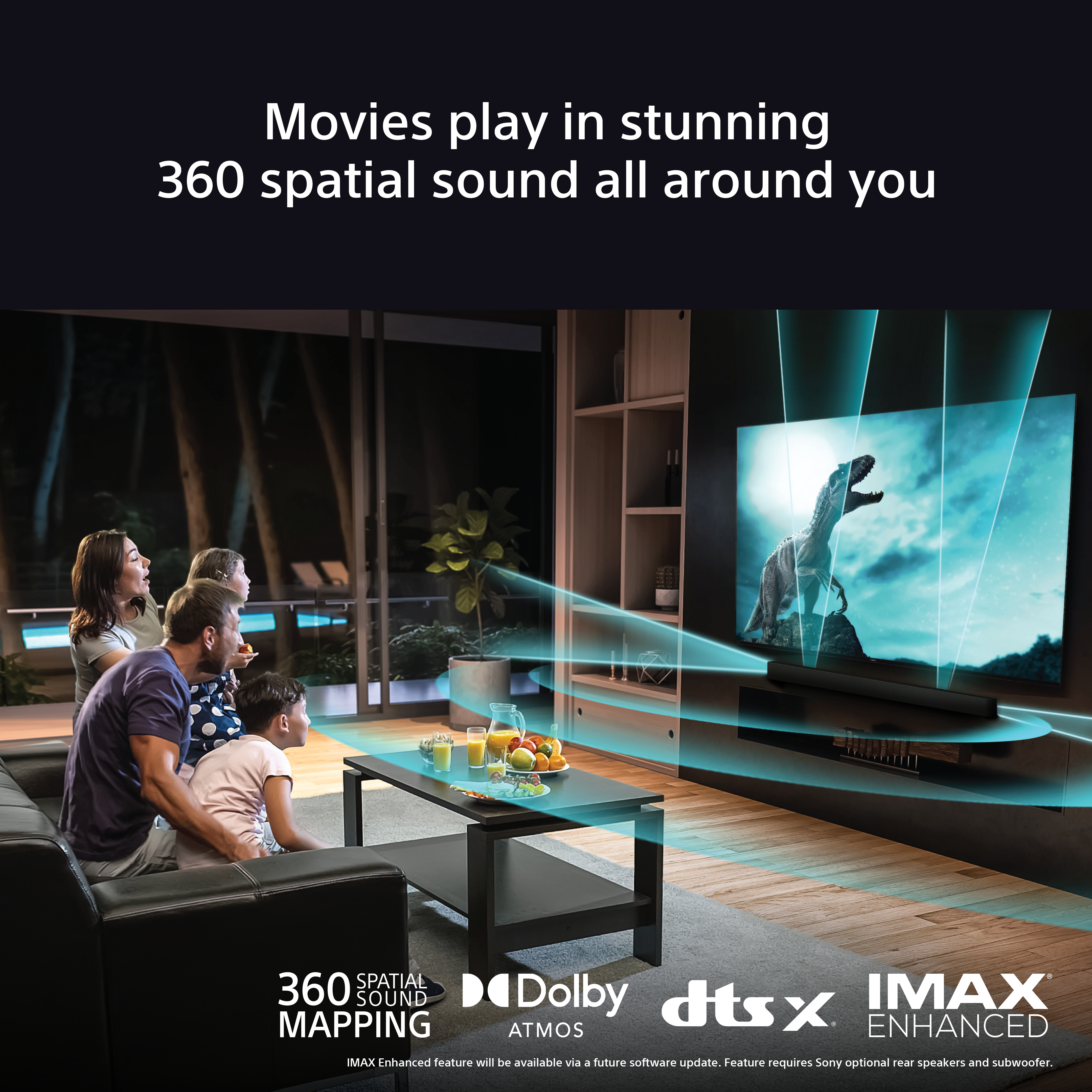Famille regardant la télévision. Un film de dinosaures est diffusé avec son spatial et Dolby Atmos.