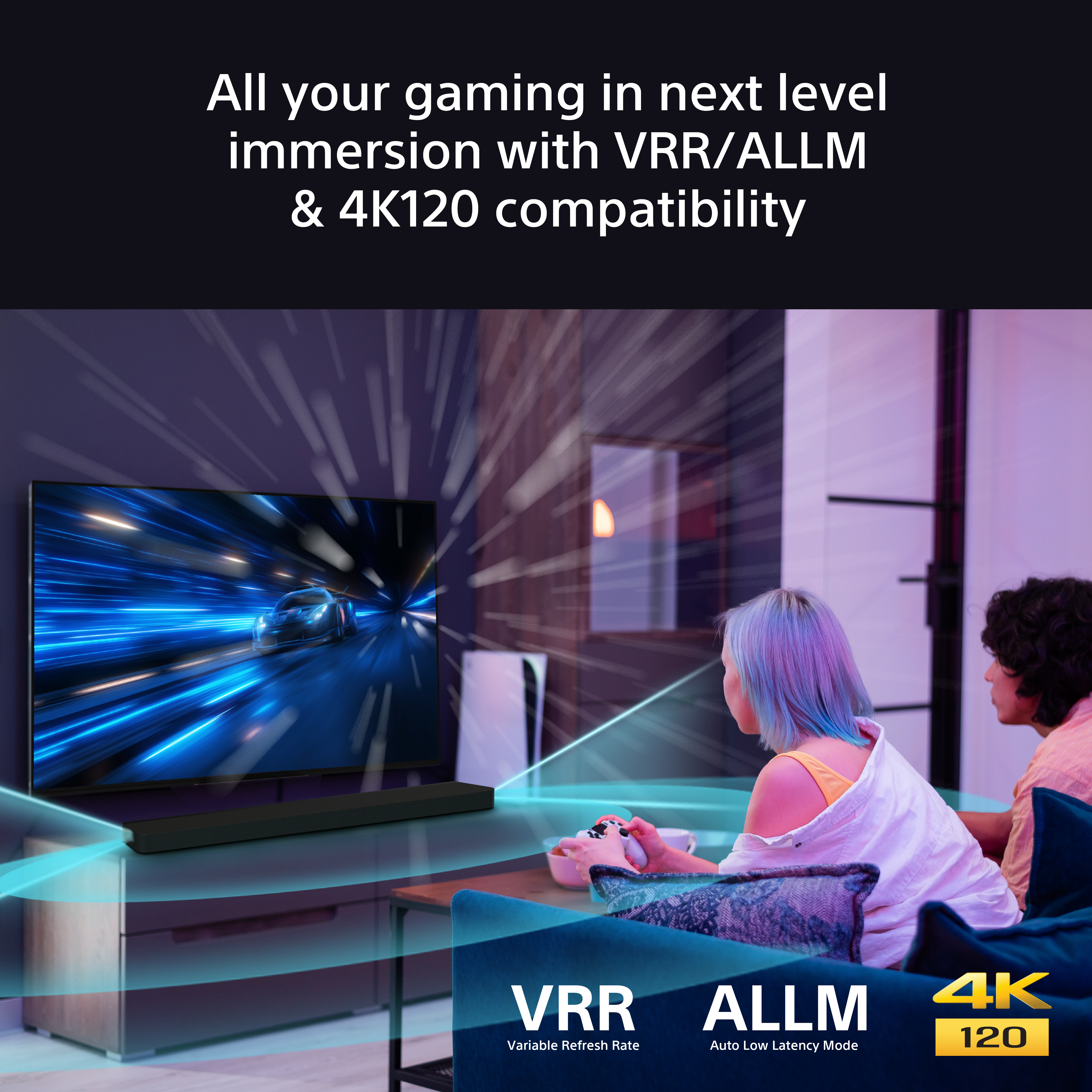 Un salon avec une télévision, une barre de son et deux personnes jouant. Inclut du texte sur VRR/ALLM et 4K120.