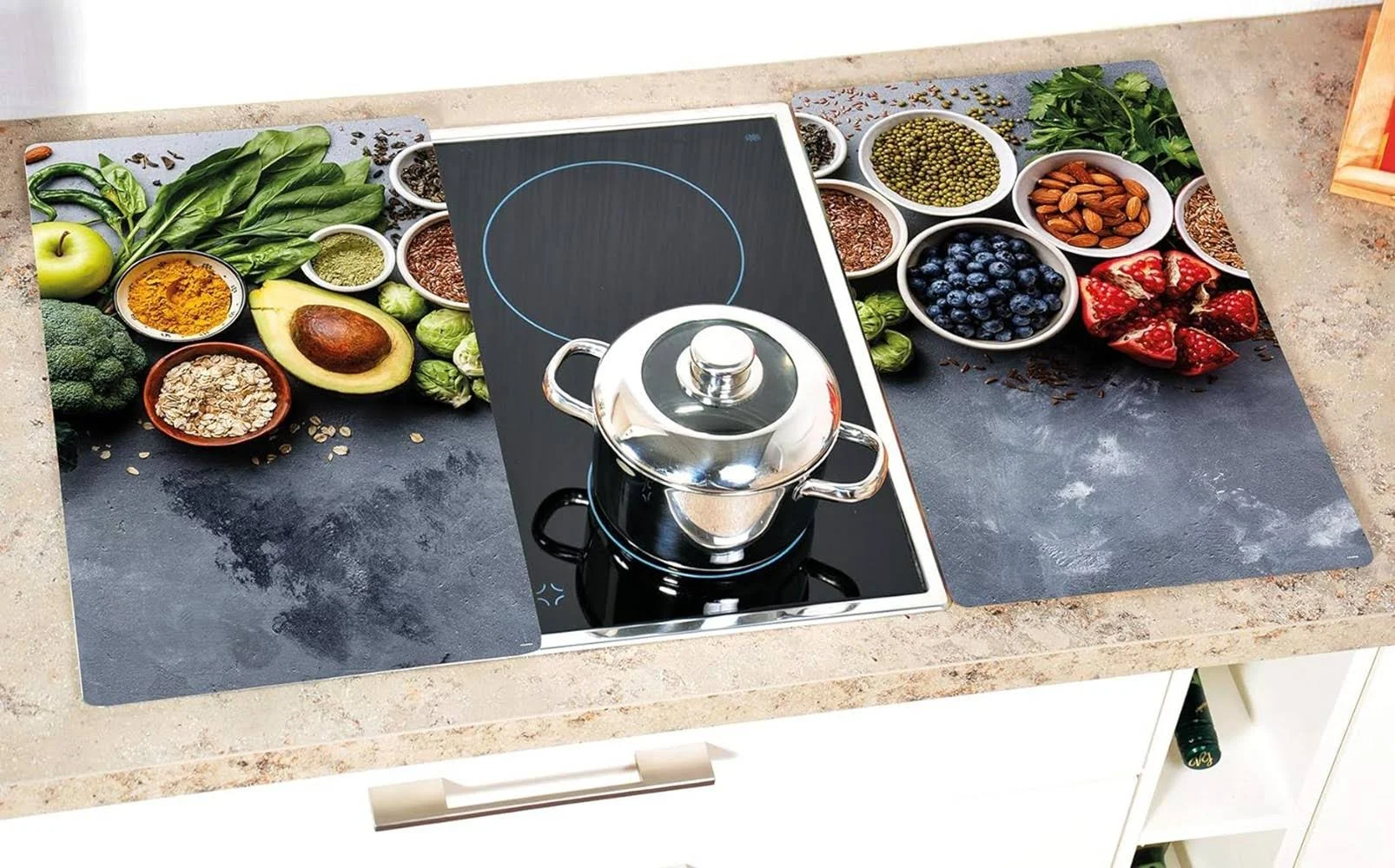 Encimera de cocina con alimentos y una placa de inducción.