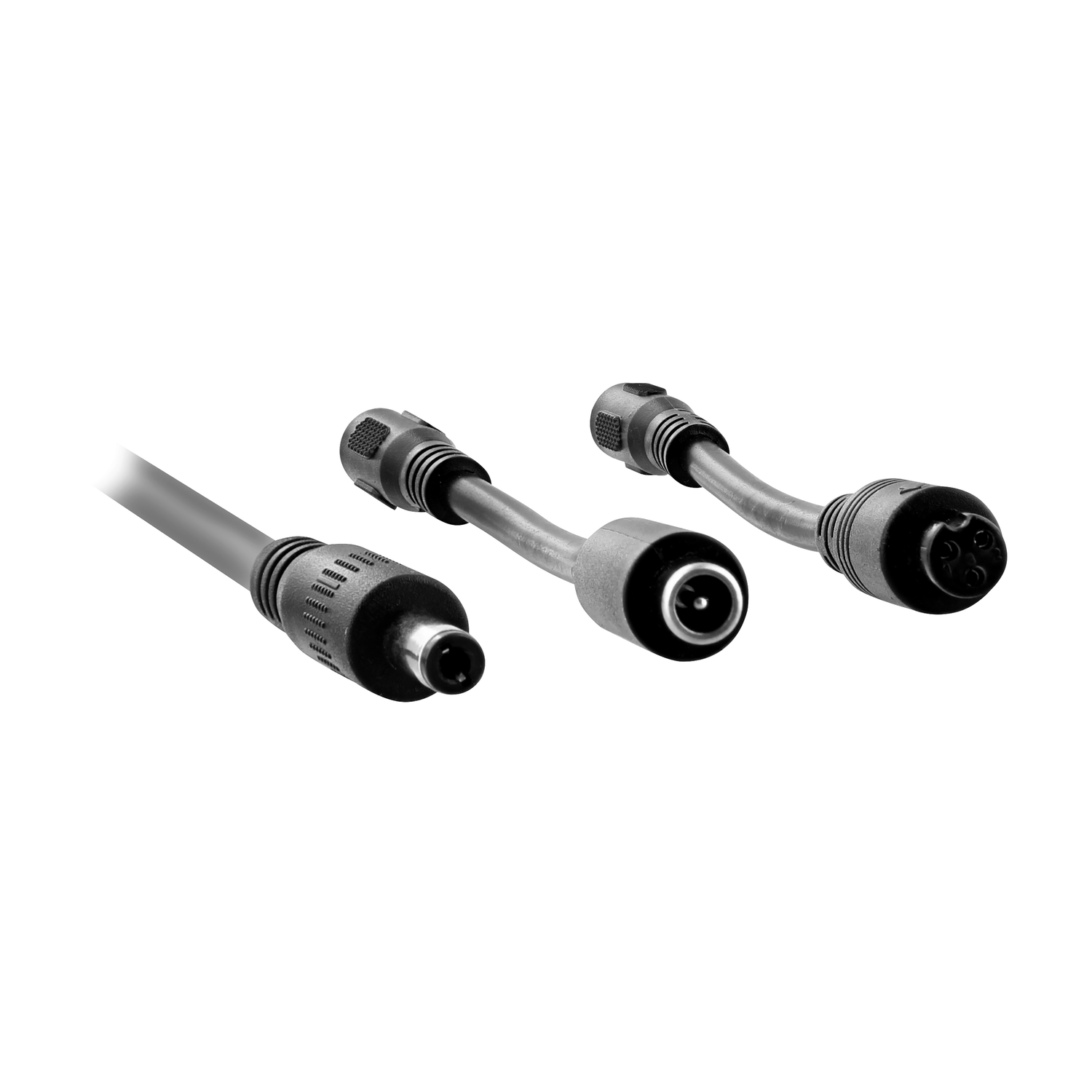 Drie zwarte stroomkabels met verschillende connectortypes.