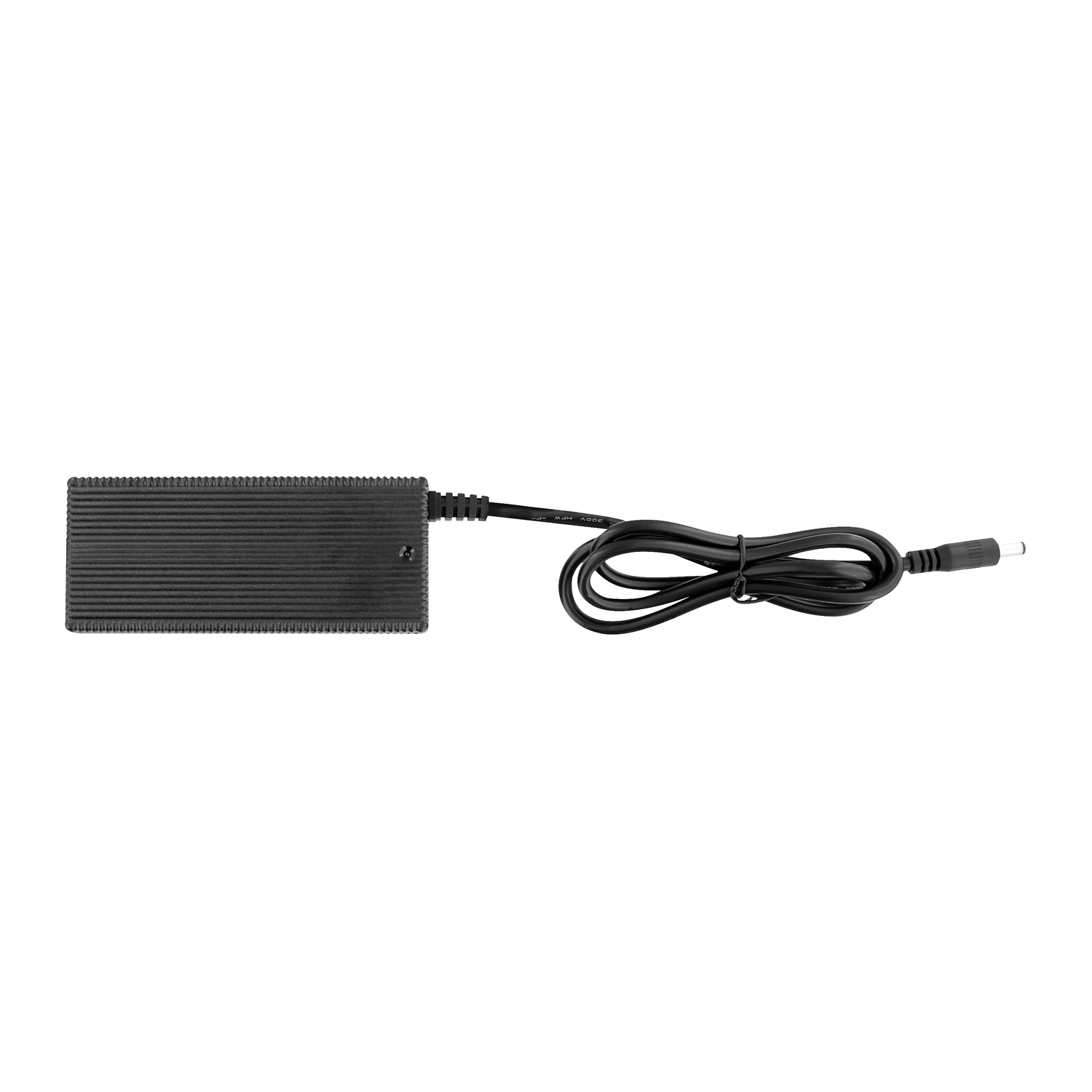 Zwarte voedingsadapter met kabel op witte achtergrond.