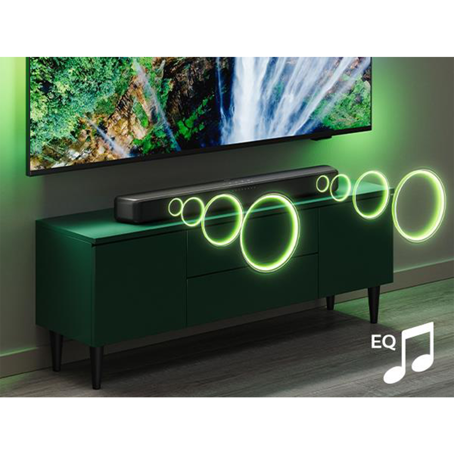 Una soundbar su un mobile verde. Anelli ne emanano. Uno schermo mostra una cascata.
