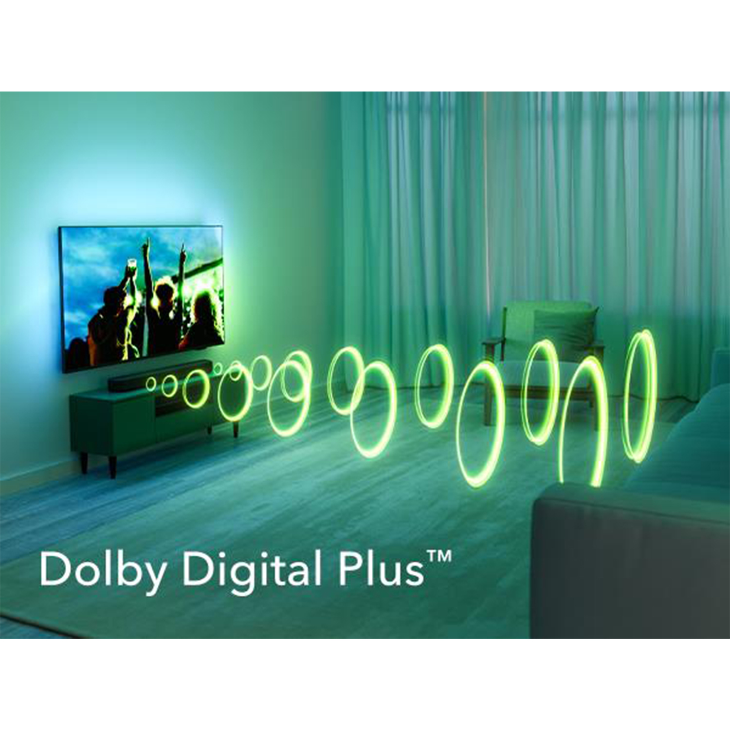 Scena del soggiorno con TV, onde sonore e un divano. Le parole 'Dolby Digital Plus' sono visibili.