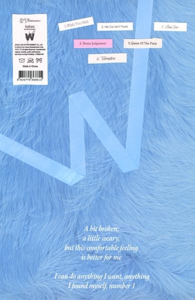 Blauer Hintergrund mit weißen Etiketten und blauem Band; Text mit Songtiteln und Zitat.