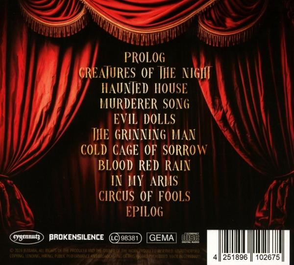 CD-Cover mit Text: Songtitel und Credits, vor roten Vorhängen.