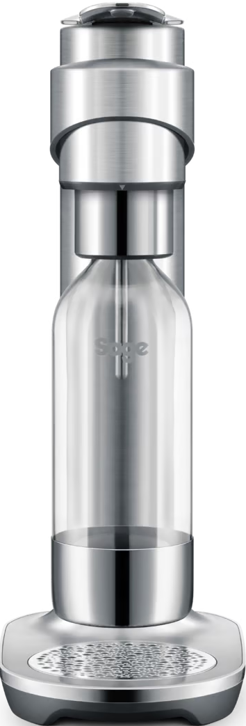 Silberner Sodabereiter mit Glasflasche. Die Marke 'Sage' ist sichtbar. Er steht auf einem grauen Sockel.