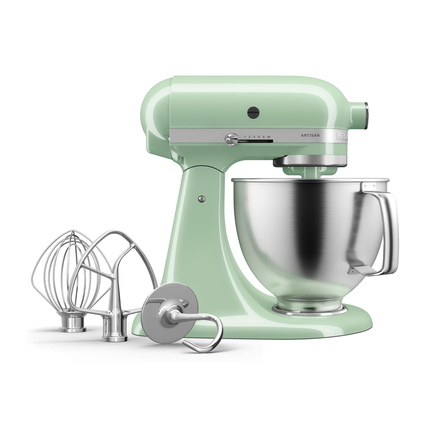 Impastatrice KitchenAid Artisan verde con accessori: frusta, gancio impastatore e frusta piatta.