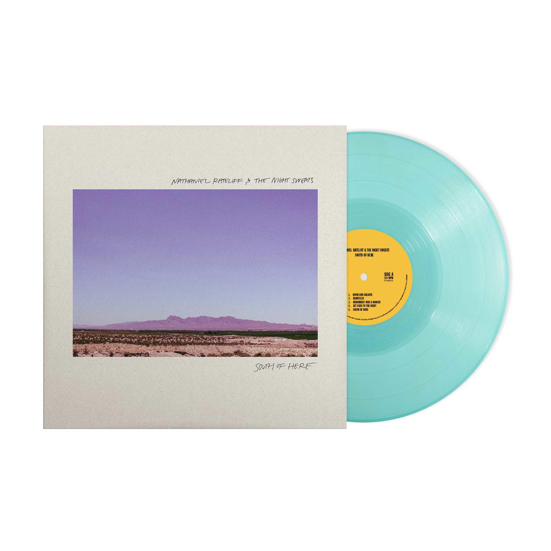 Nathaniel Rateliff & The Night Sweats Album. Blaue Vinyl-Schallplatte. Landschaftsfoto. Lila Himmel. Weißer Hintergrund.