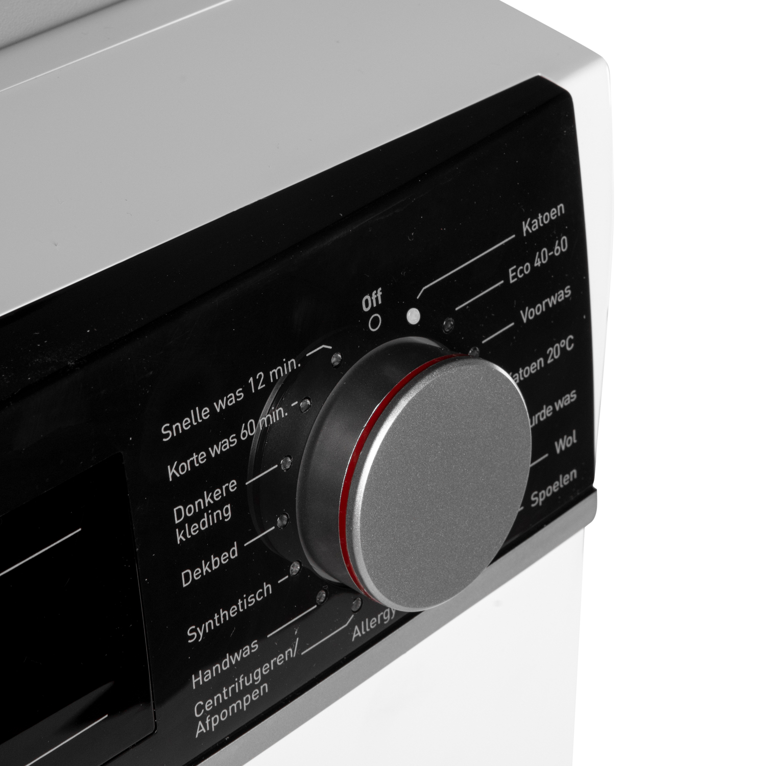 Gros plan sur le panneau de commande d'une machine à laver avec un cadran et des étiquettes de texte pour différents cycles de lavage.