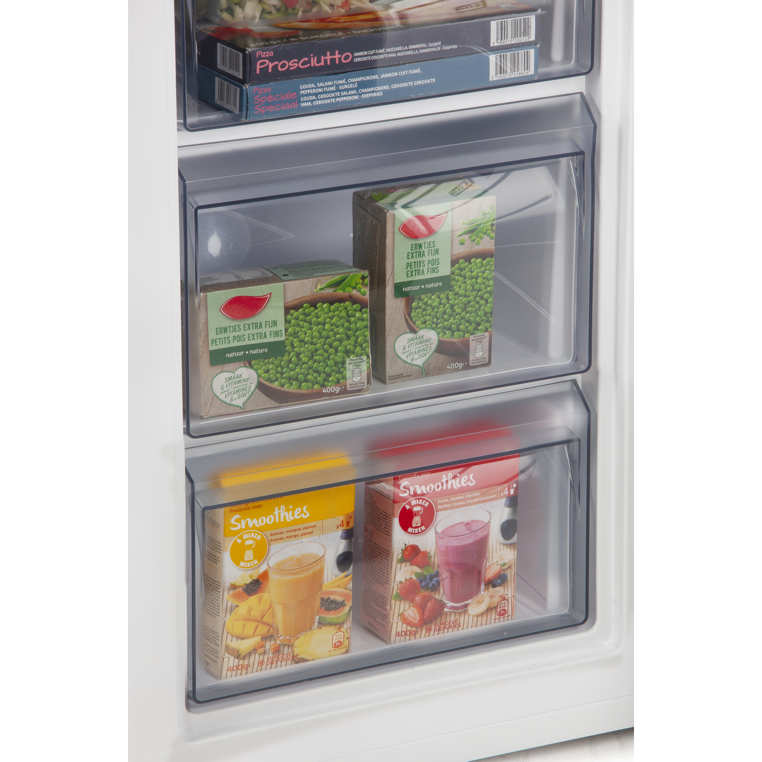 Réfrigérateur ouvert avec aliments surgelés. Tiroirs: petits pois, pizza, smoothies.