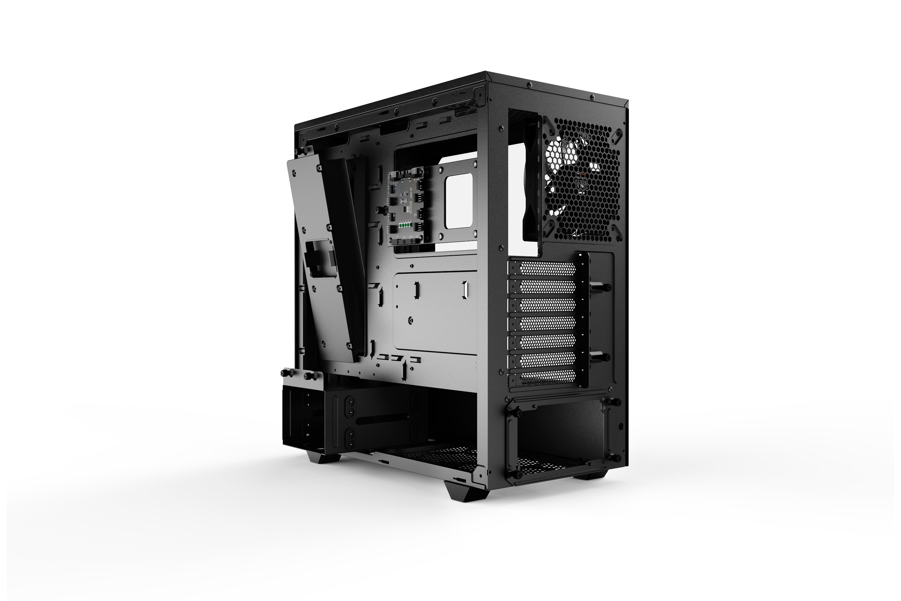 Ein leerer, schwarzer Computergehäuse, Innenraum sichtbar. Die Seitenwand ist geöffnet und zeigt die inneren Komponenten.