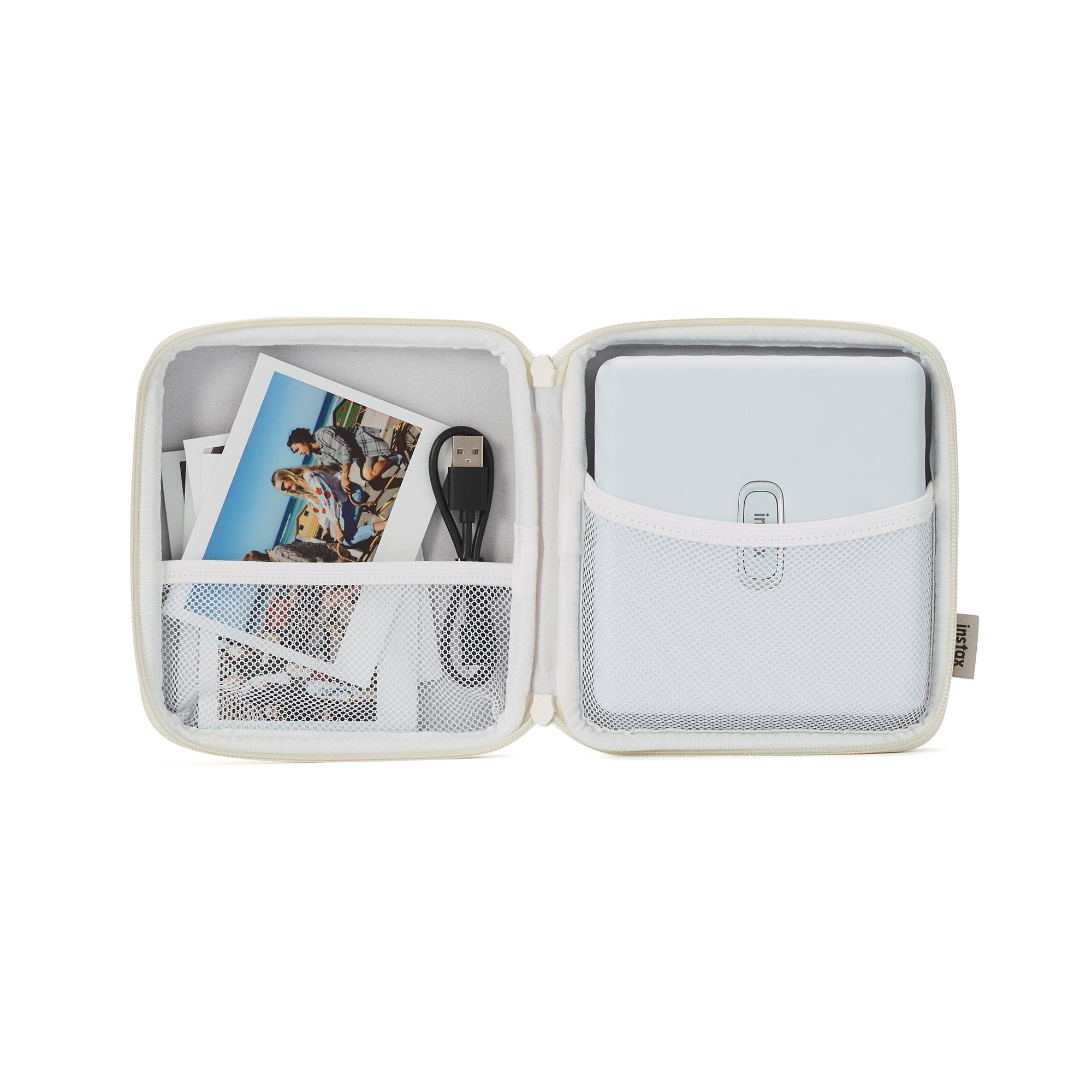 Offene weiße Hülle mit Fotos, einem Drucker und einem Ladekabel. Hülle hat weiße Netztaschen.