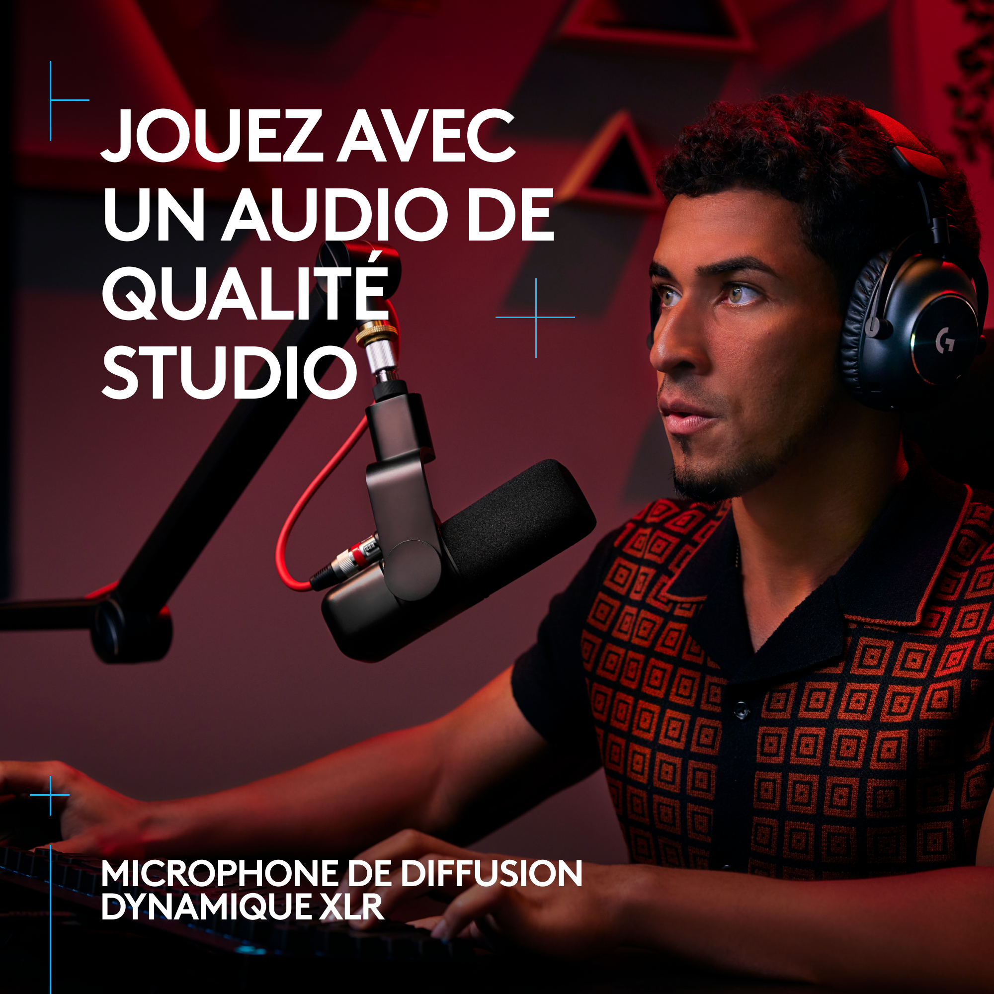 Homme avec casque et micro, texte en français: Jouez avec un audio de qualité studio.