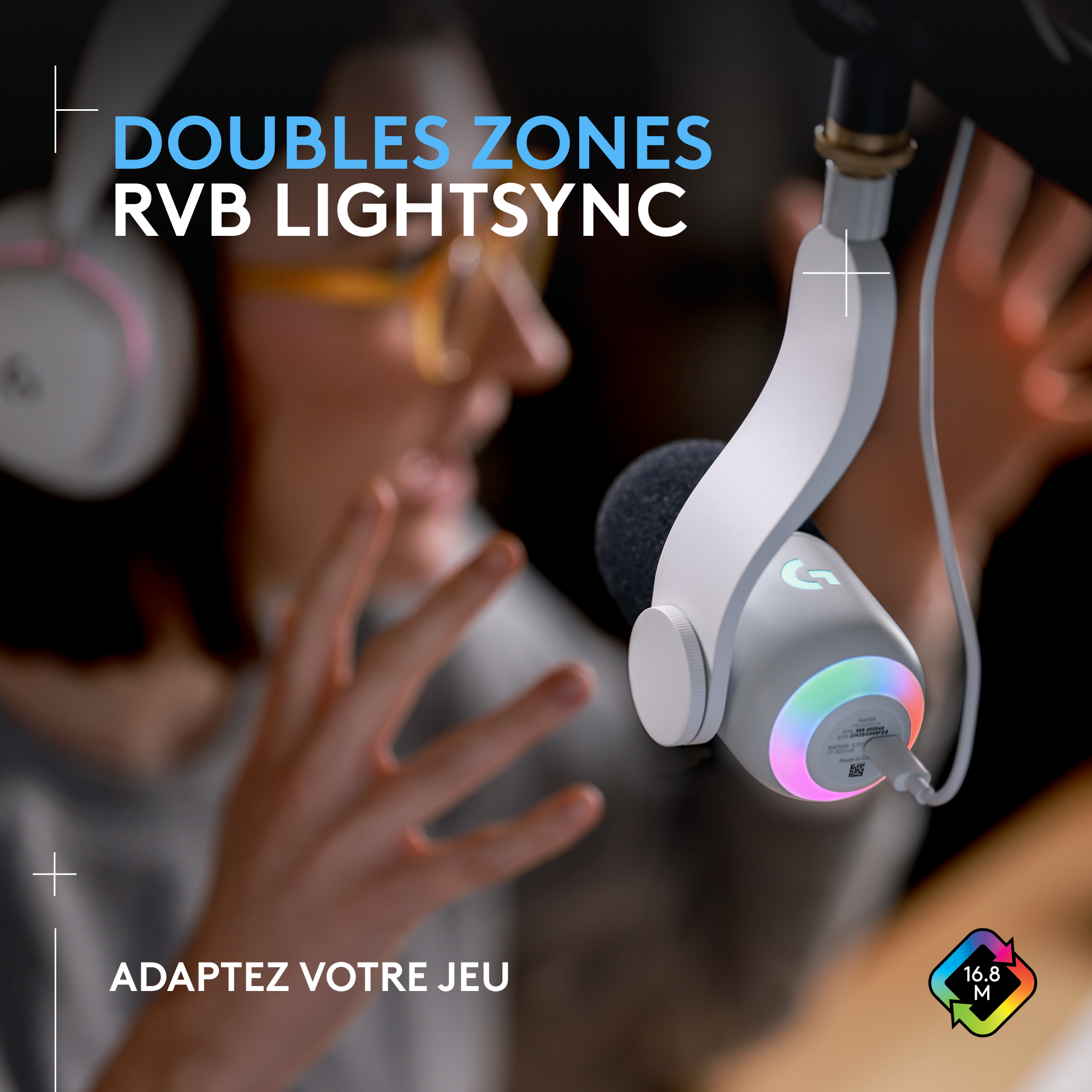 Personne portant un casque. Microphone avec lumières RVB, texte : Doubles Zones RVB Lightsync.