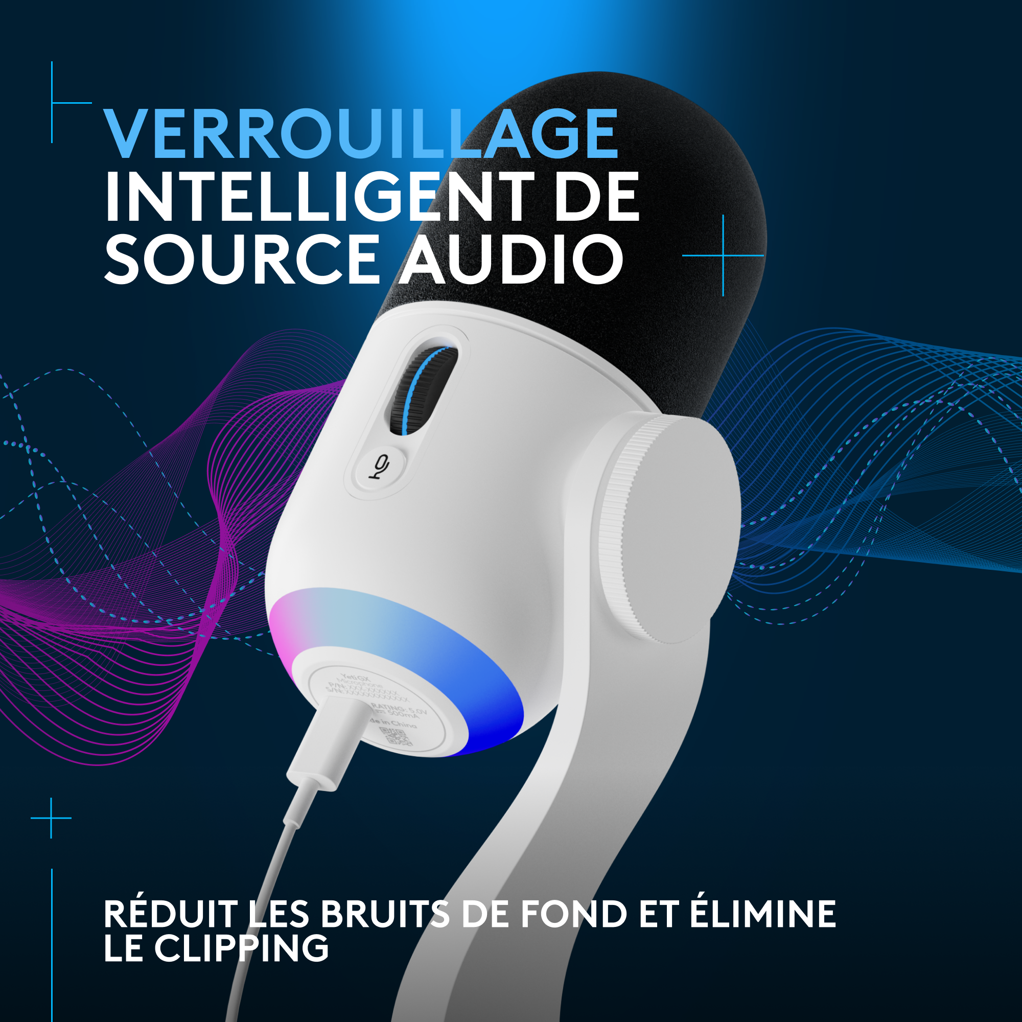 Un microphone blanc avec un filtre anti-pop noir, éclairé par des lumières bleues et roses.