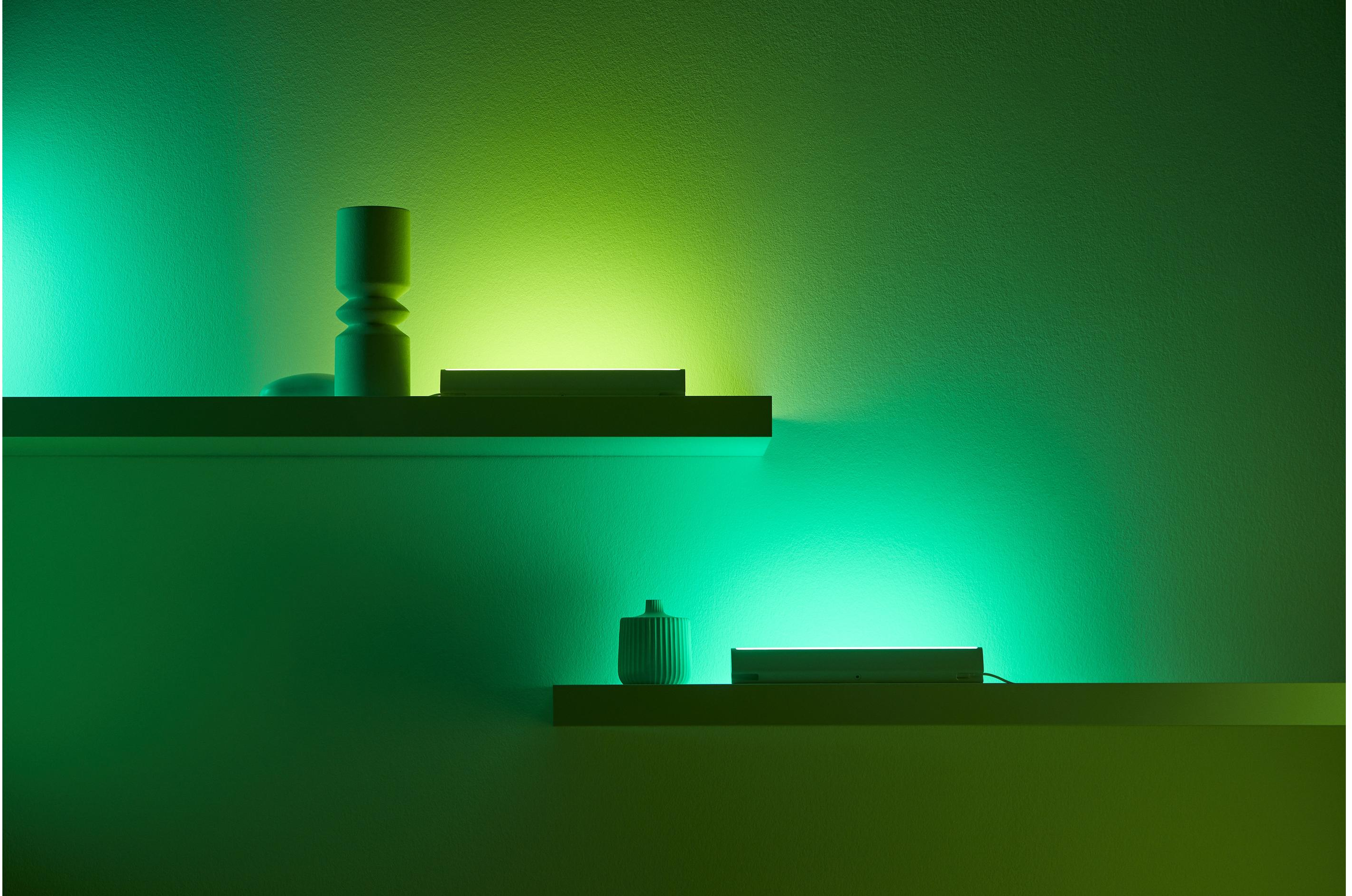 Mensole con luci e decorazioni.