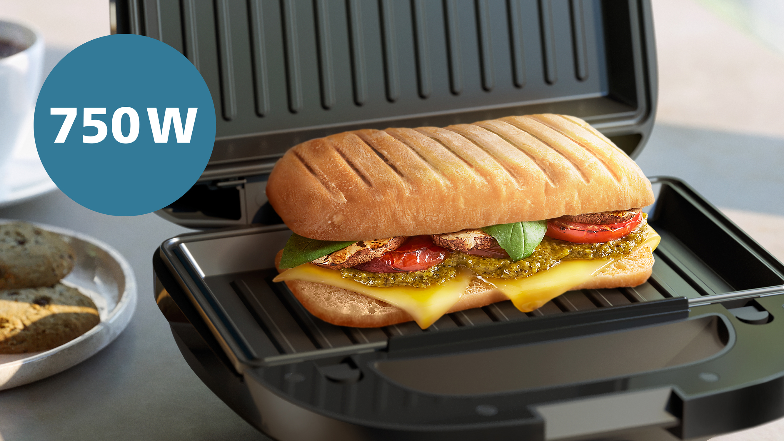 Sándwich en una parrilla negra con un indicador de potencia de 750W.